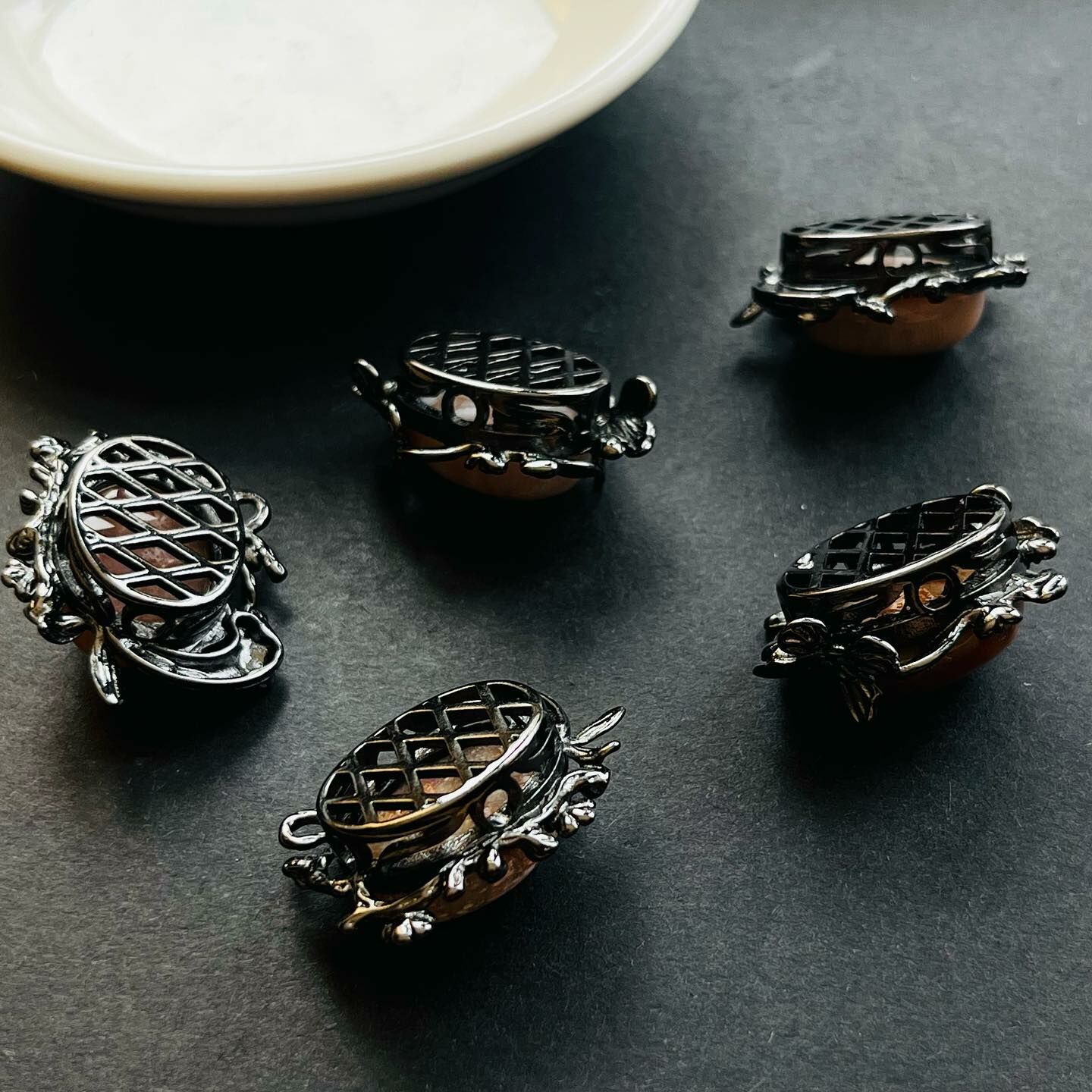 [原石] 珊瑚玉 通孔 可當串珠配件或項鍊吊墜