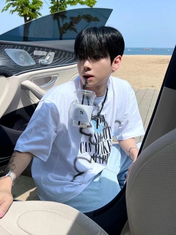 【HERETICS STUDIO 】韓國 고품질 ONLY 噴漆 小花 字母 寬鬆 短袖