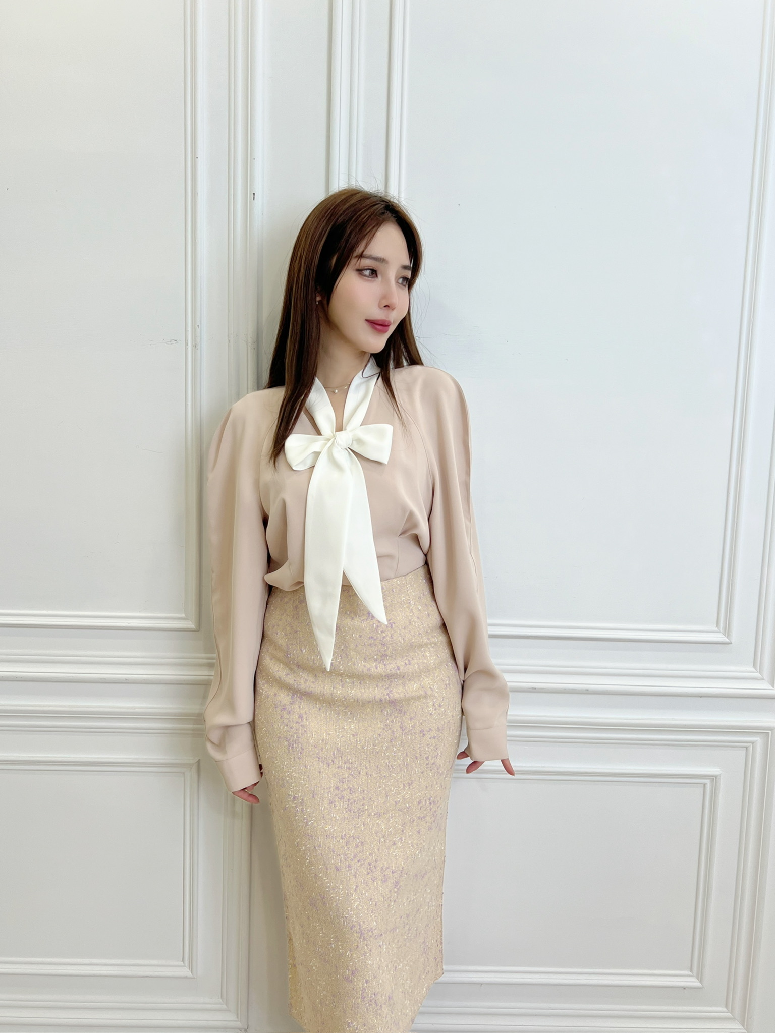 V領珍珠釦撞色領巾上衣