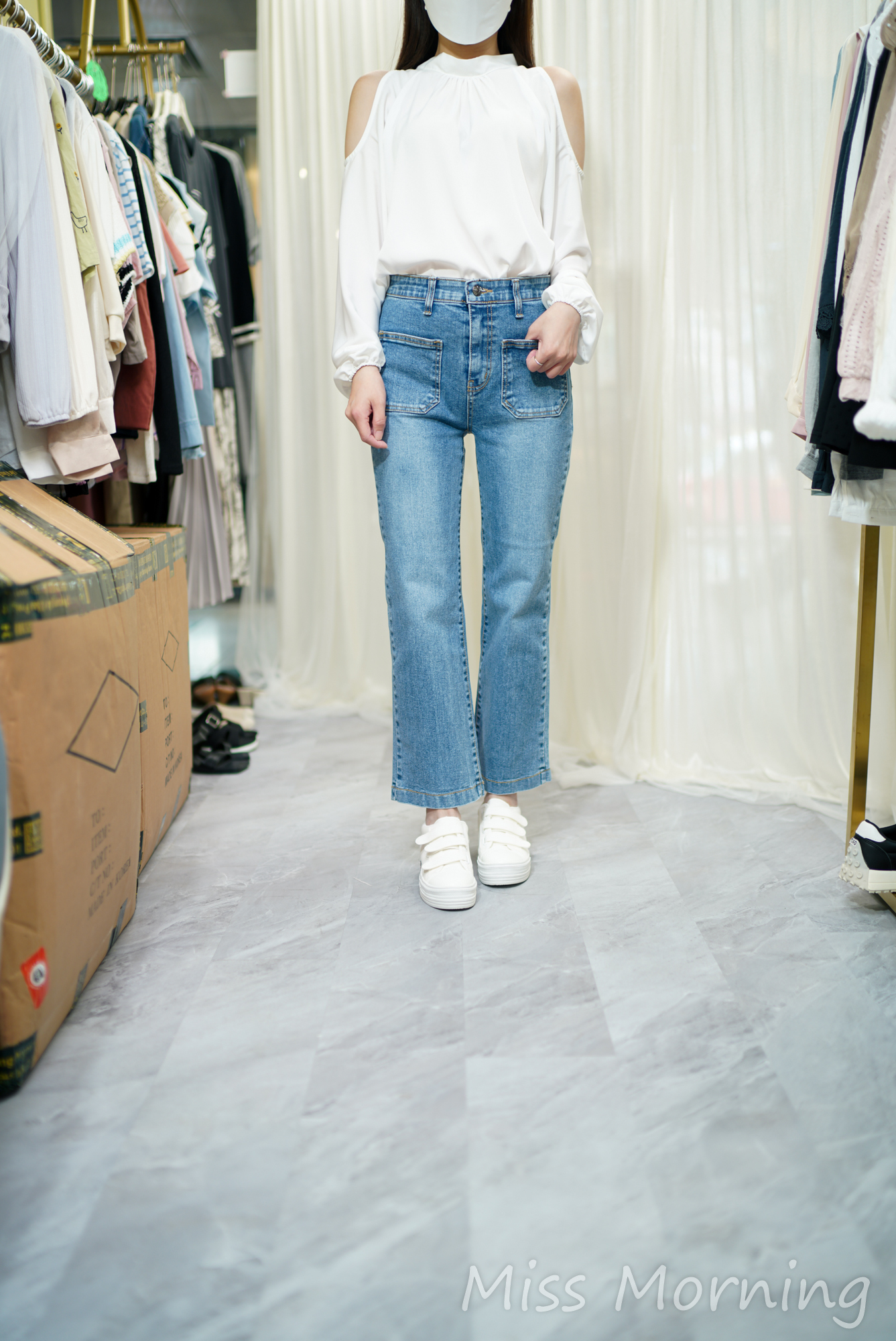 低調露肩上衣(14118)&必買推介靚Cut淺色2袋牛仔褲(33805)