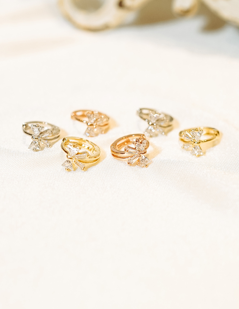 圈型蝴蝶結水鑽耳環✦金