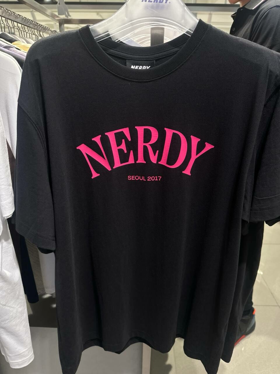 [S] NERDY SERIF ARCH LOGO S/S T-SHIRT,BLACK, PNEU24ST250105 (SN464)