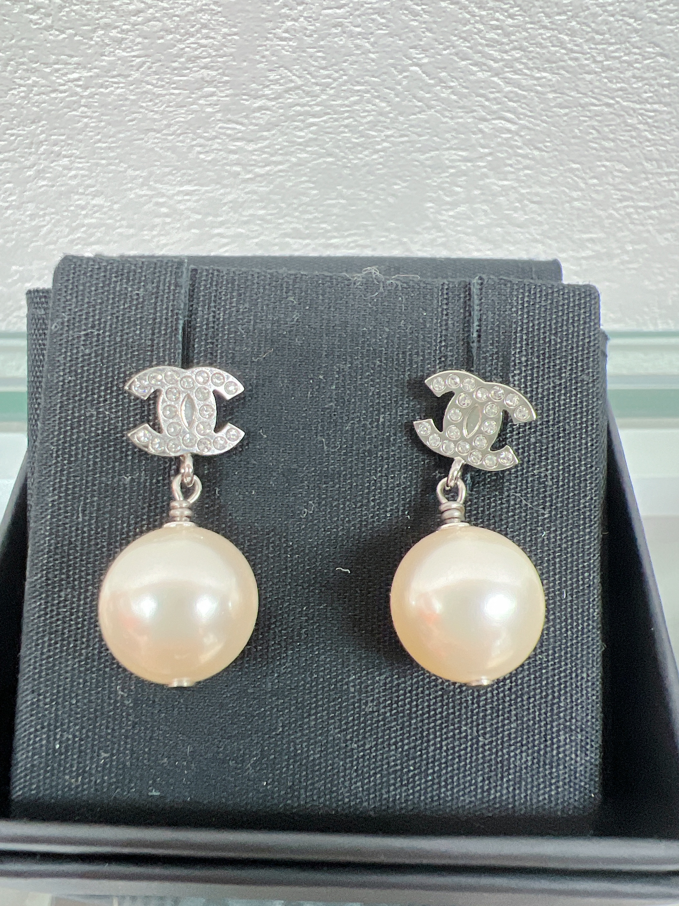 Chanel earrings 23v small logo with pearl