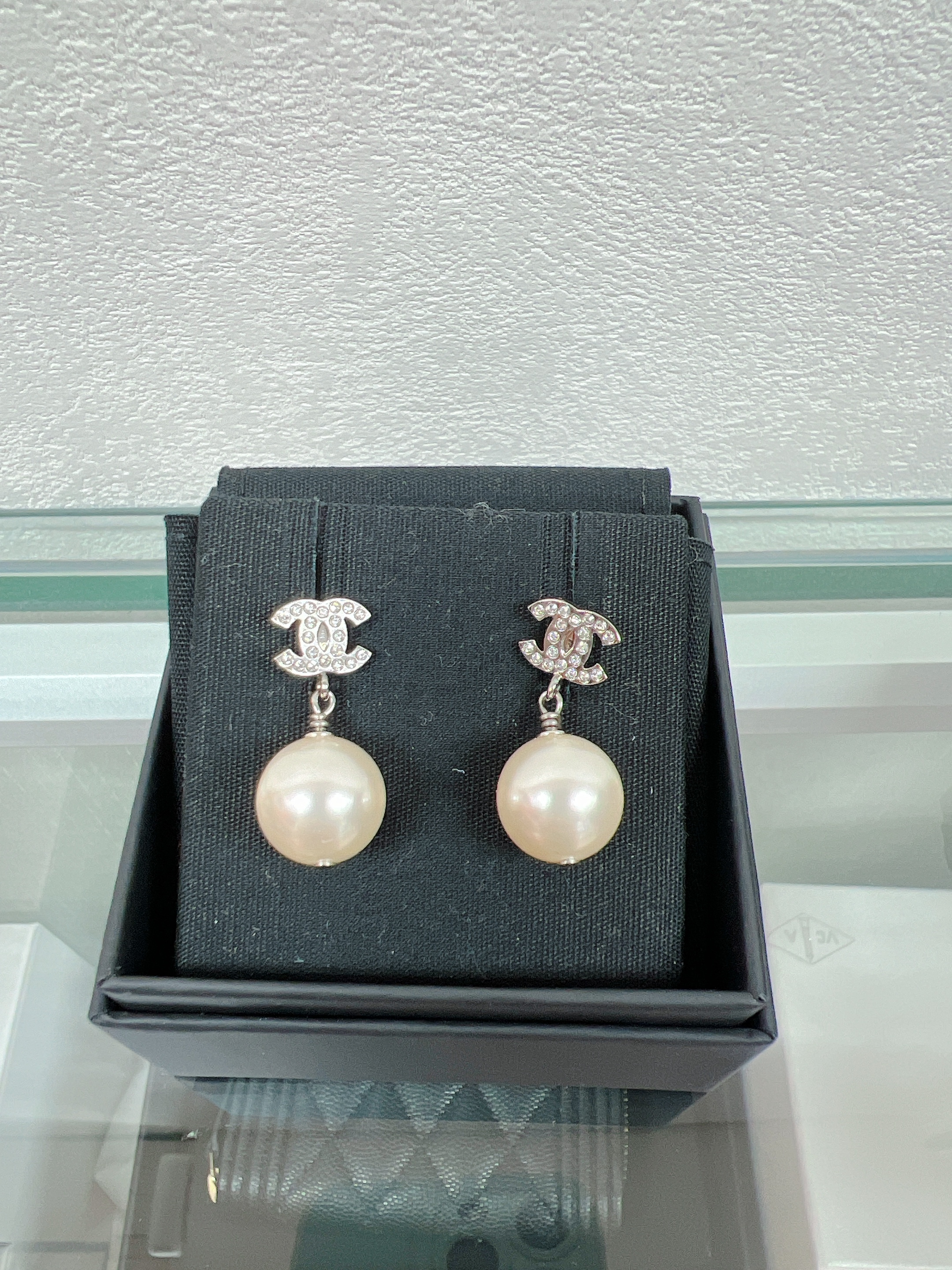 Chanel earrings 23v small logo with pearl
