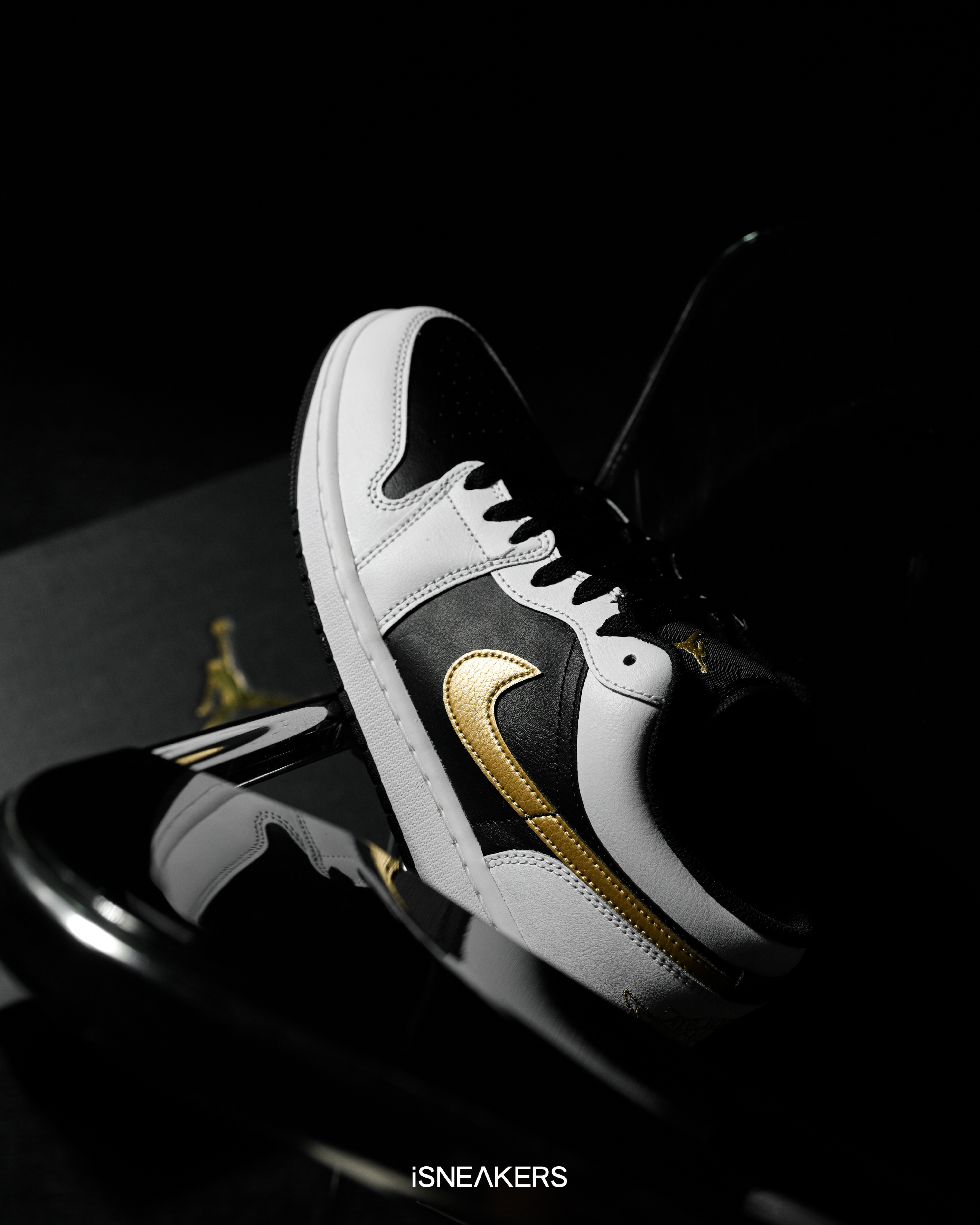 iSNEAKERS｜Air Jordan 1 Low "White Black Metallic Gold Swoosh" 黑白金 553558-172