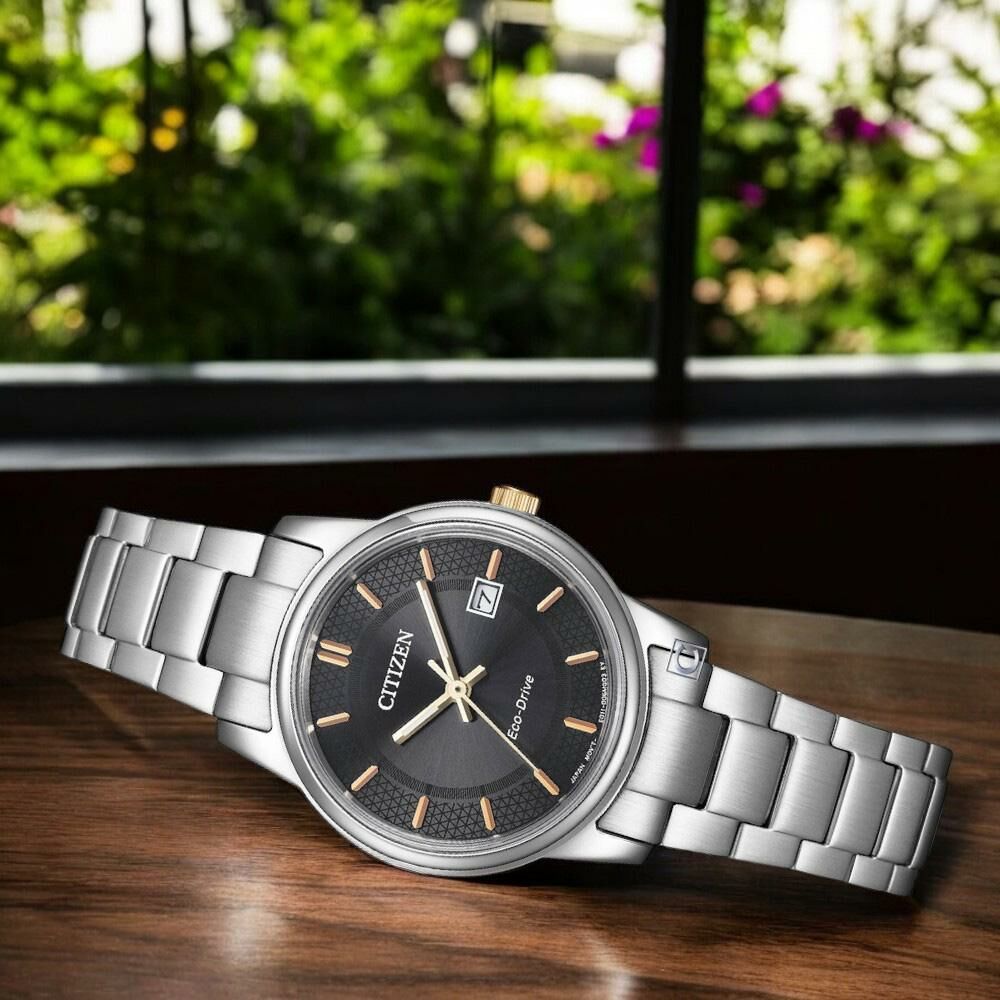 萬年鐘錶 - Citizen 星辰錶 黑面款經典光動能女錶 EW2317-76E  錶徑27.5MM