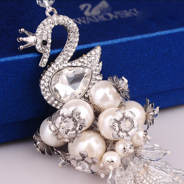 Hot Recommended Car Crystal Swan Pendant (White)
