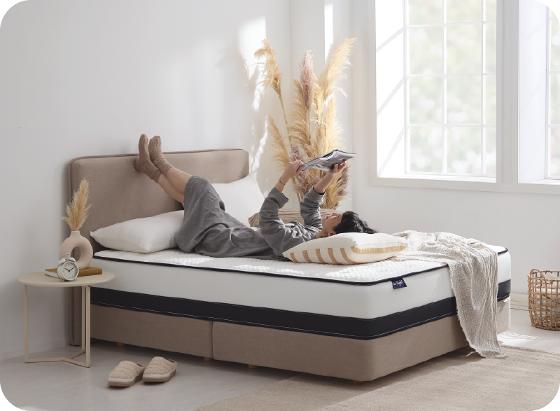  女孩躺在穩穩支撐床墊上，因為有良好的支撐力，躺感非常舒適。