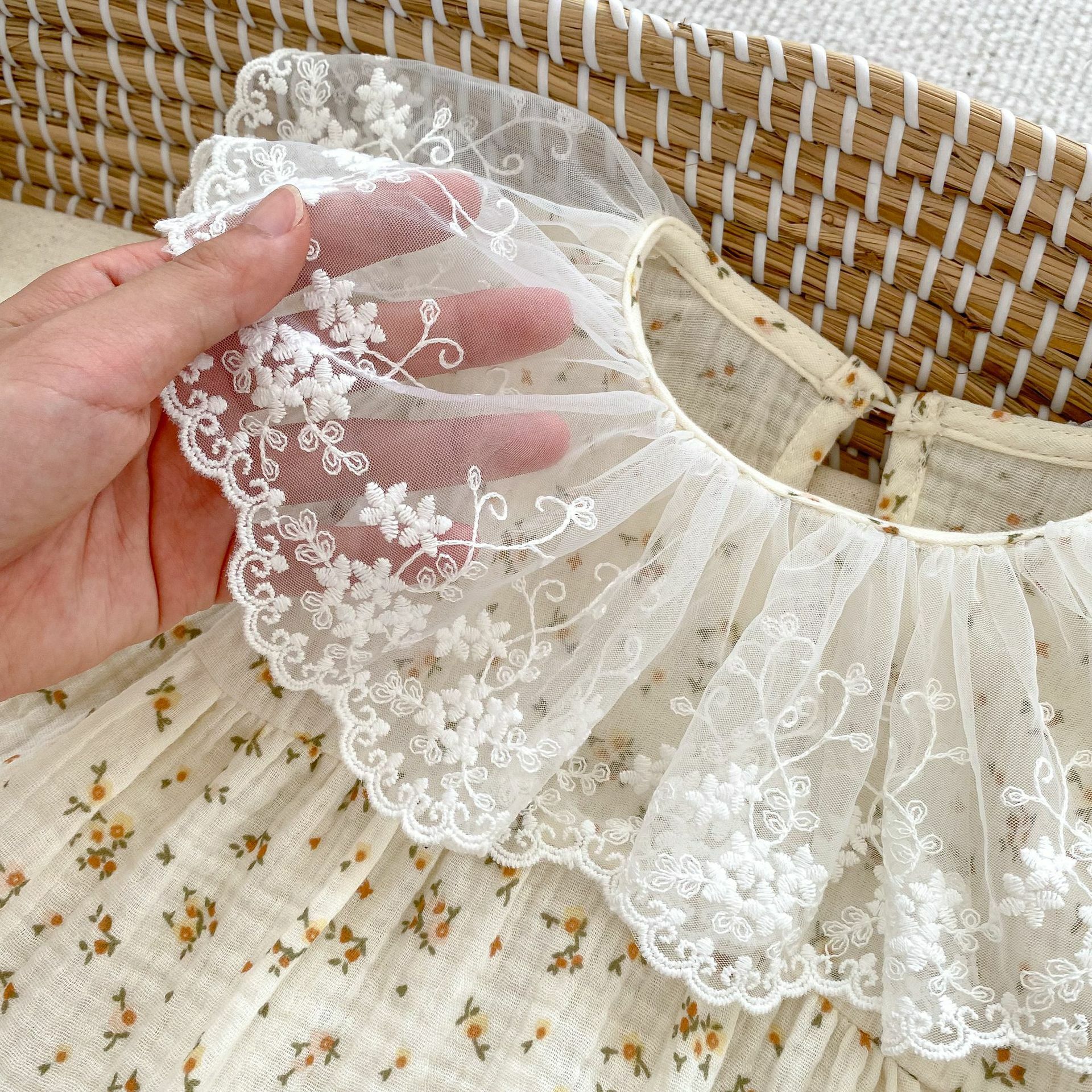 小碎花蕾絲領長袖包屁