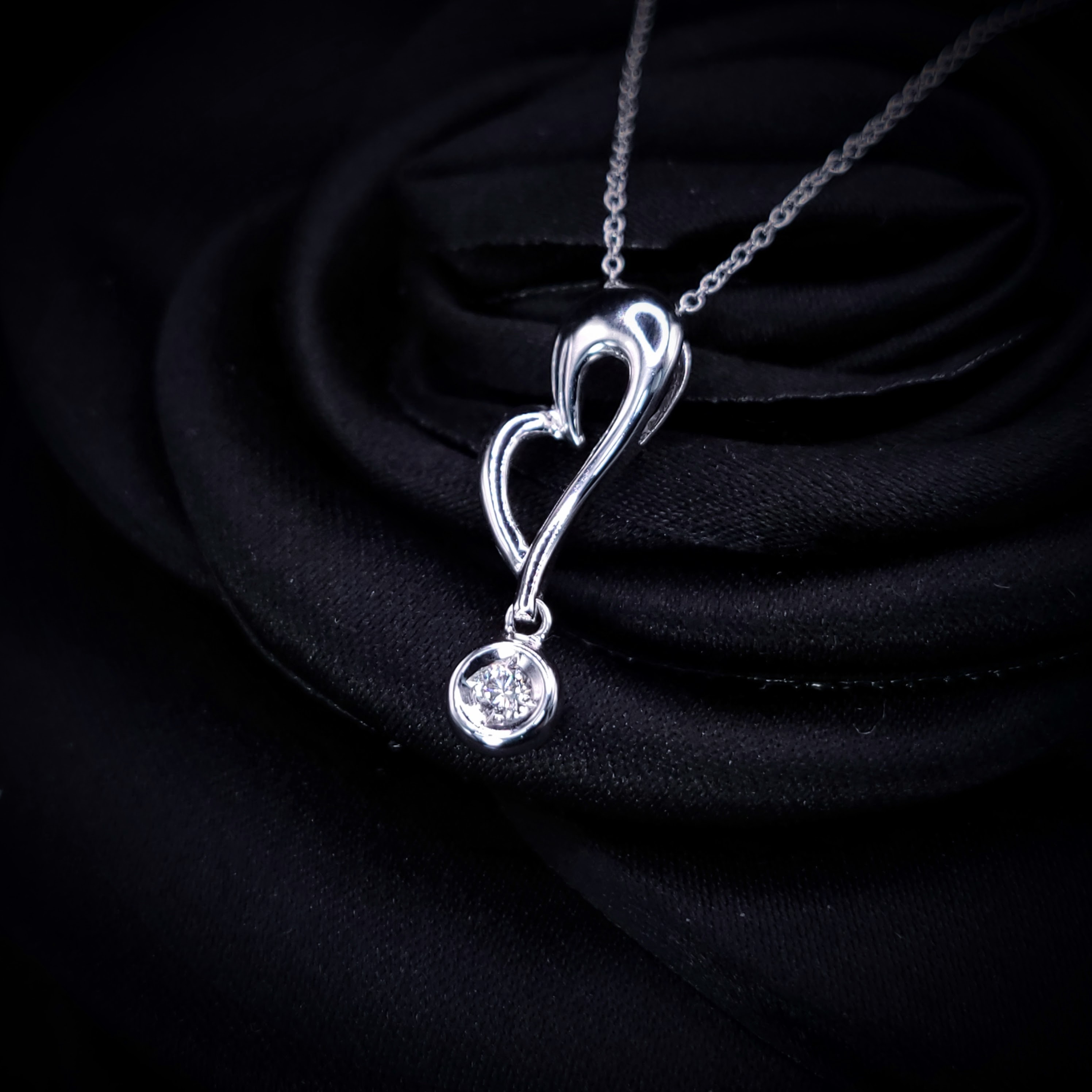 18K White Gold 0.06ct Diamond Pendant
