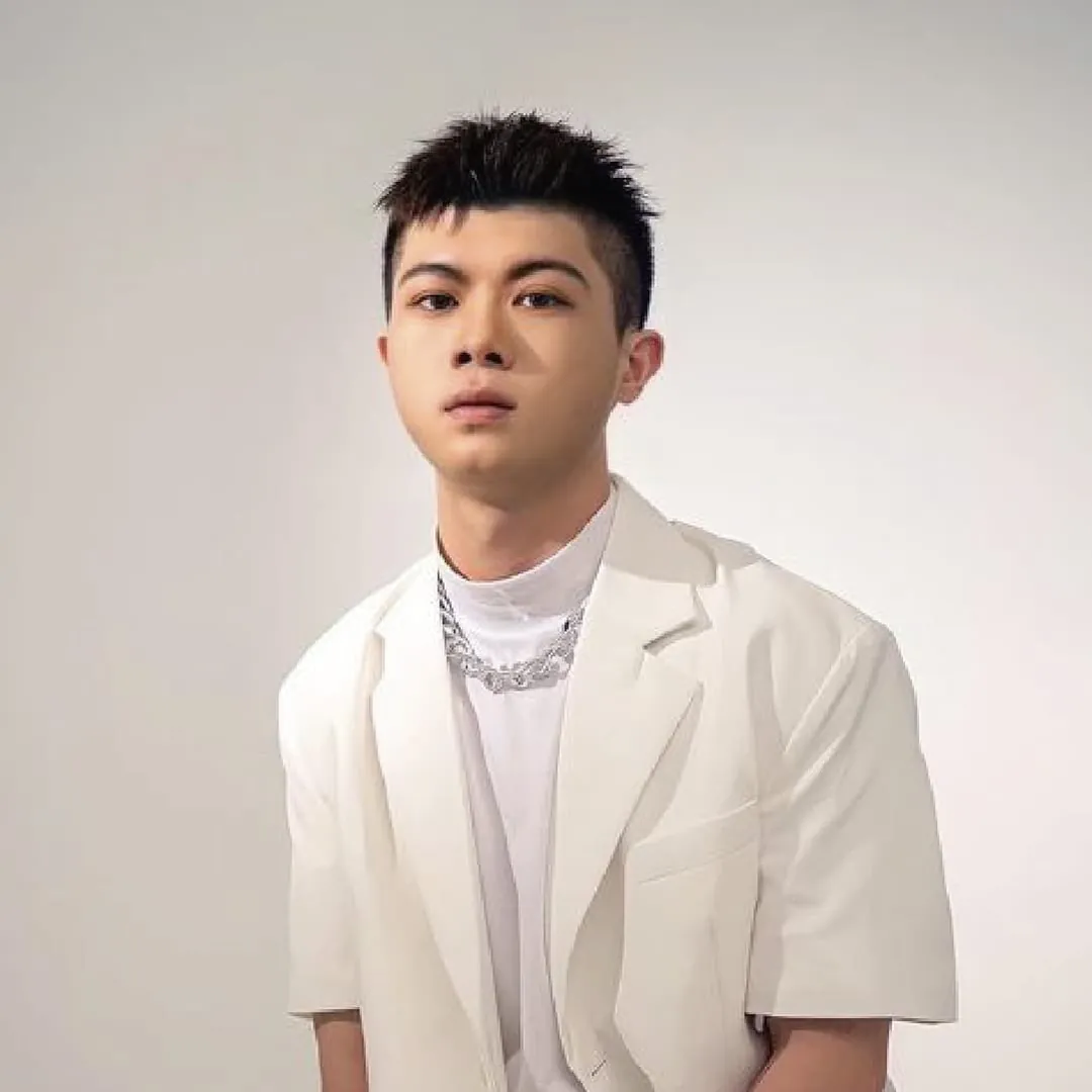 A recommended hair salon and hairstylist in Taichung for coloring and hair design - Chris.