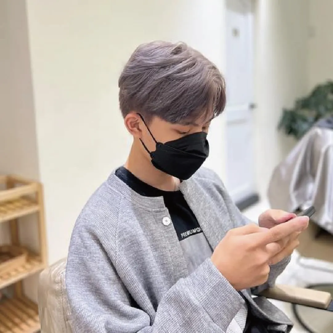 Recommended hair salon in Taichung for coloring and hair design – Chris. Chris's work on men's milk tea gray hair coloring.