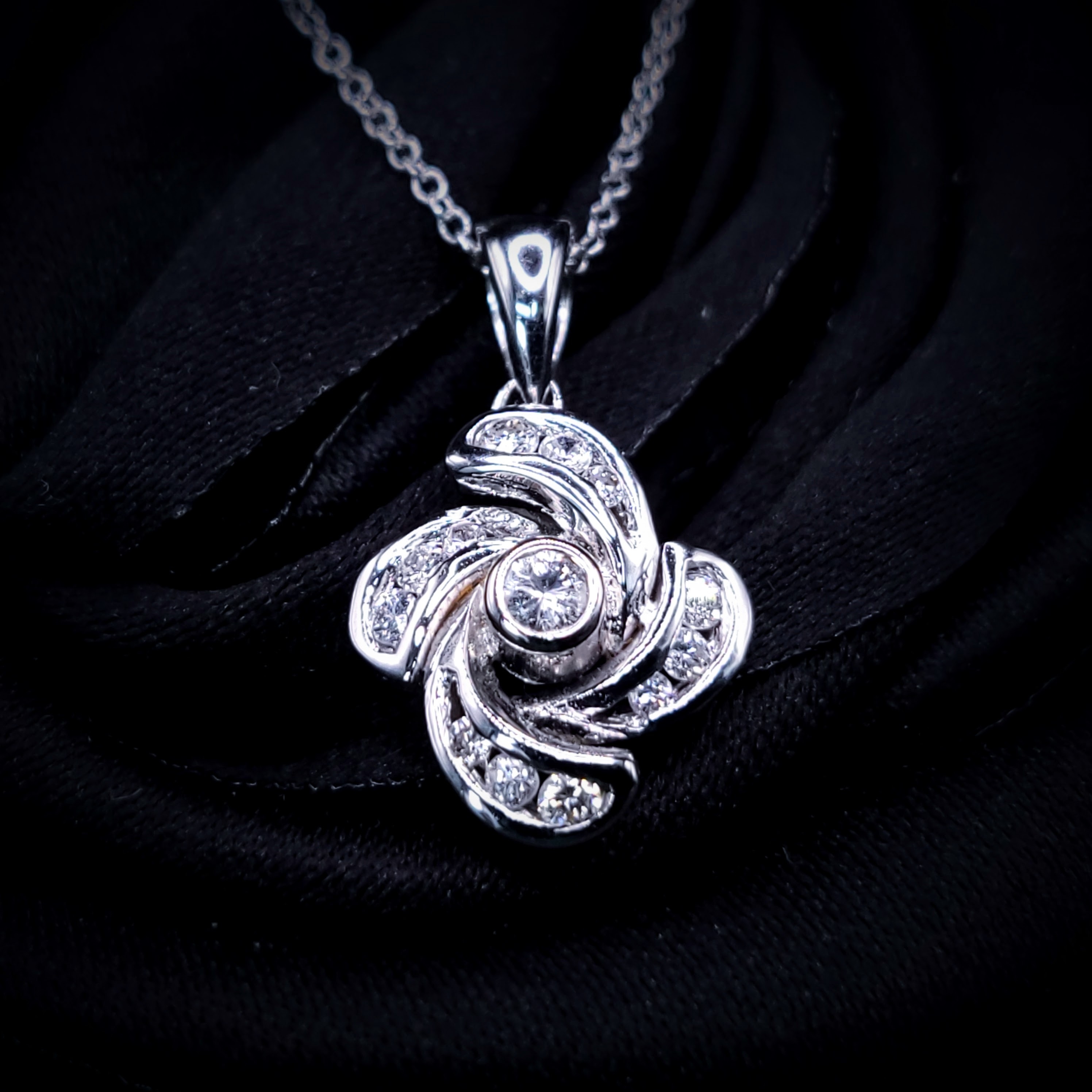 18K White Gold 0.22ct Diamond Pendant