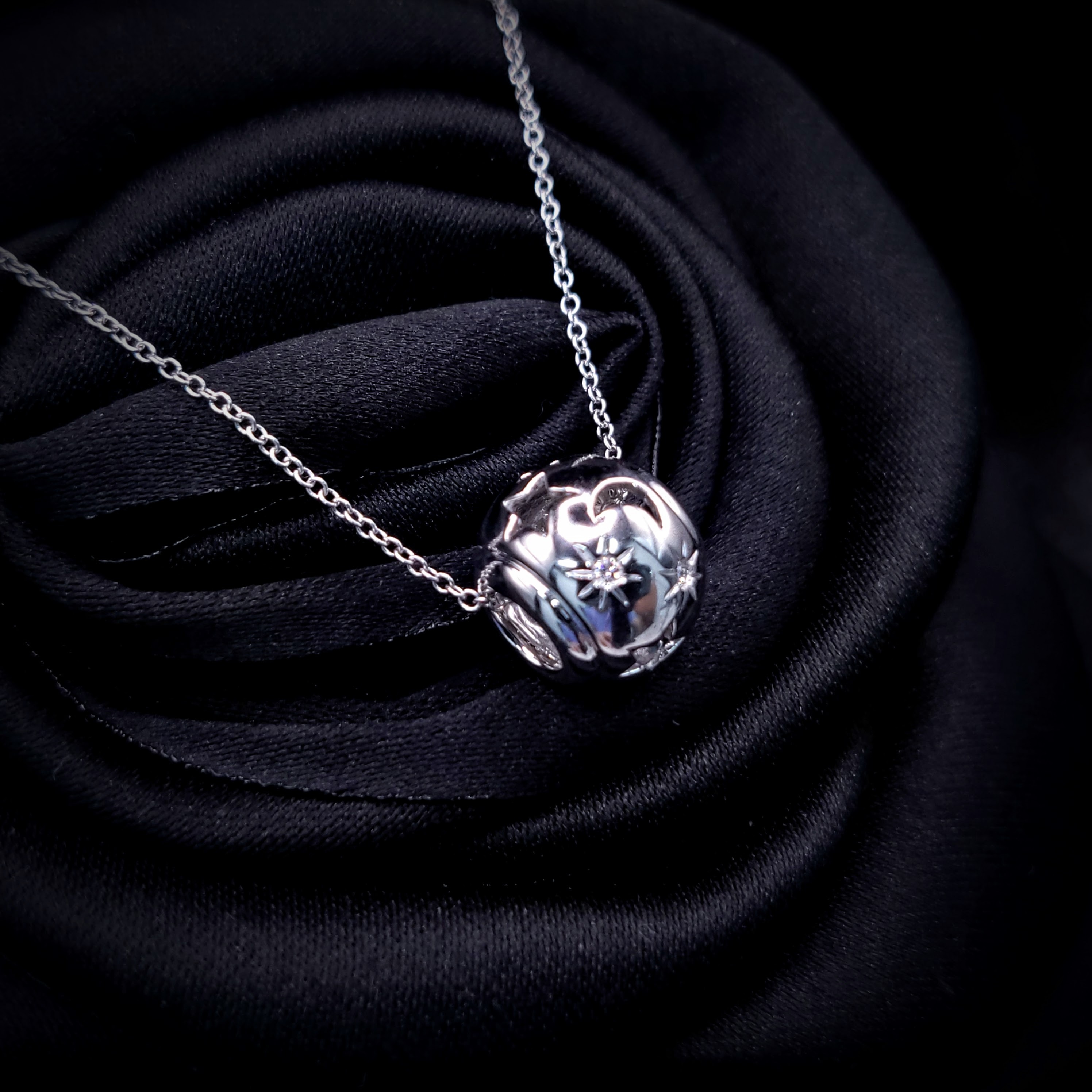 18K White Gold 0.025ct Diamond Pendant