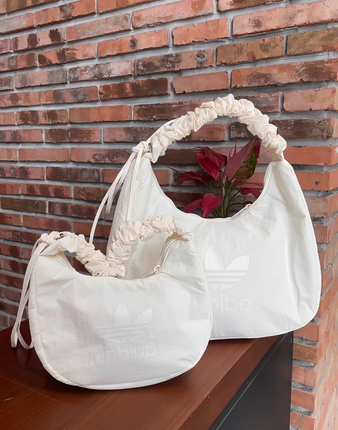 Adidas Originals 雲朵包 皺摺提手 手提包 肩背包 奶白色 小號 中號/預購