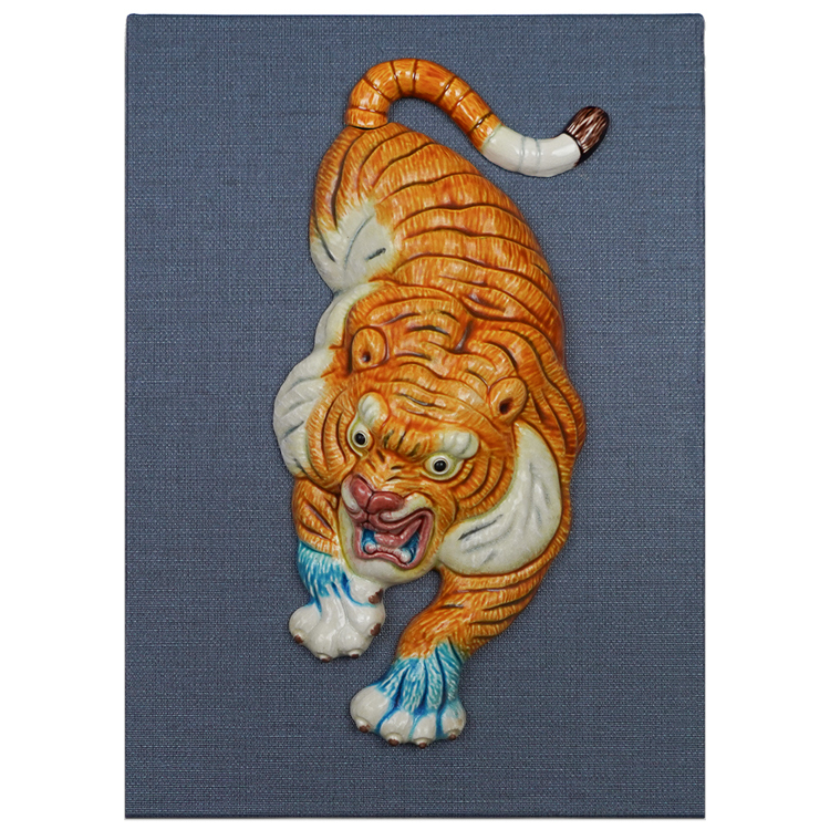 鹿港窯禮品館桌上擺飾與獎牌:虎虎生風的交趾陶魅力