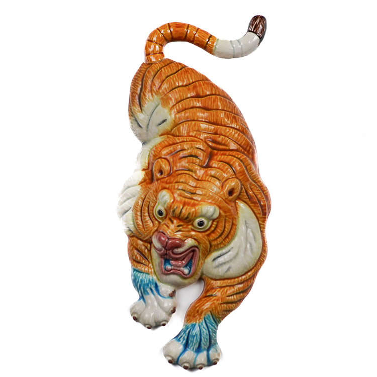 鹿港窯禮品館桌上擺飾與獎牌:虎虎生風的交趾陶魅力