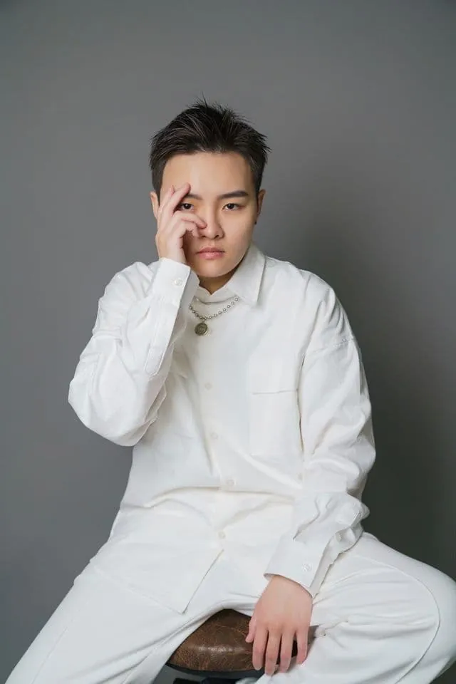 Keelung Days hairstylist XUAN is dressed in an all-white outfit.