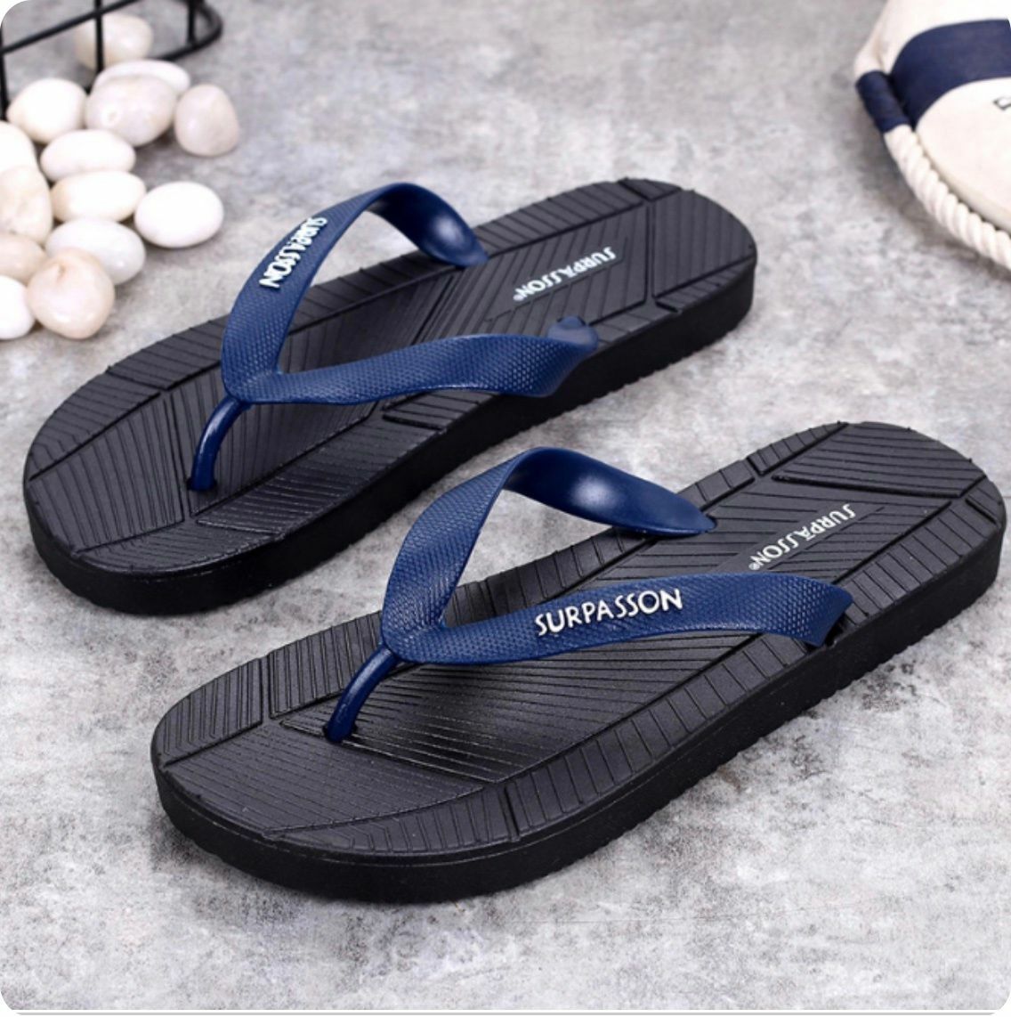 New Korean style fashionable non-slip flip-flops (black blue belt - size 43) are too small and the shoe length is about 275mm