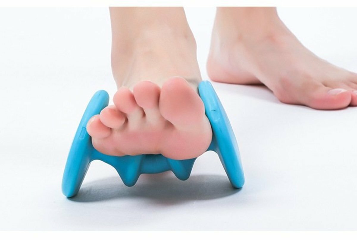 The popular foot massager foot roller massager is suitable for the elderly, housewives and office workers.