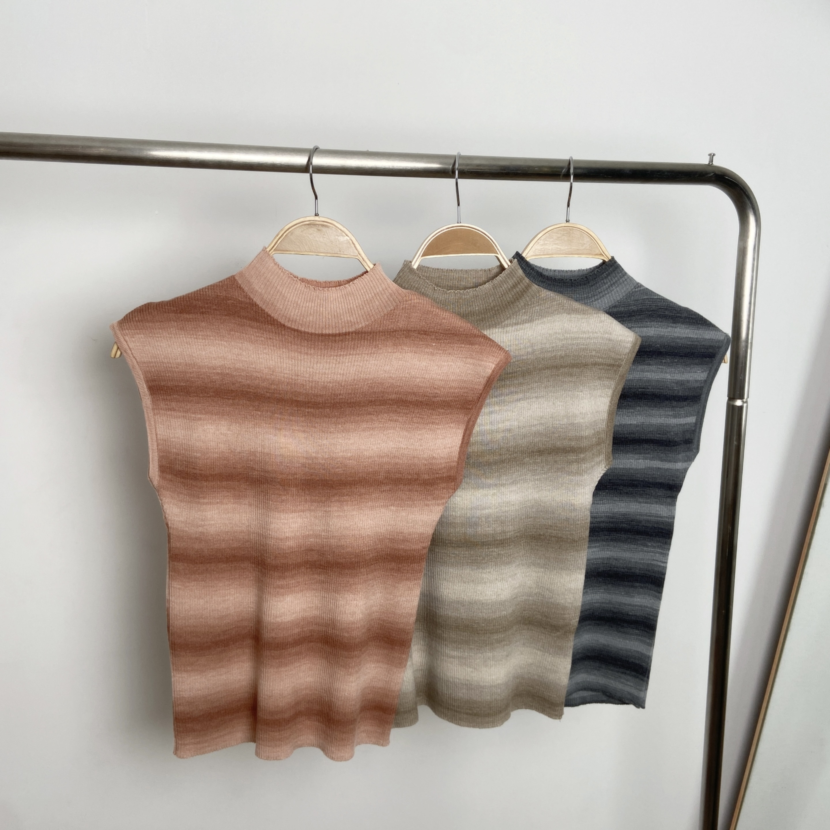 小企領漸變間針織背心 (P24-P26)