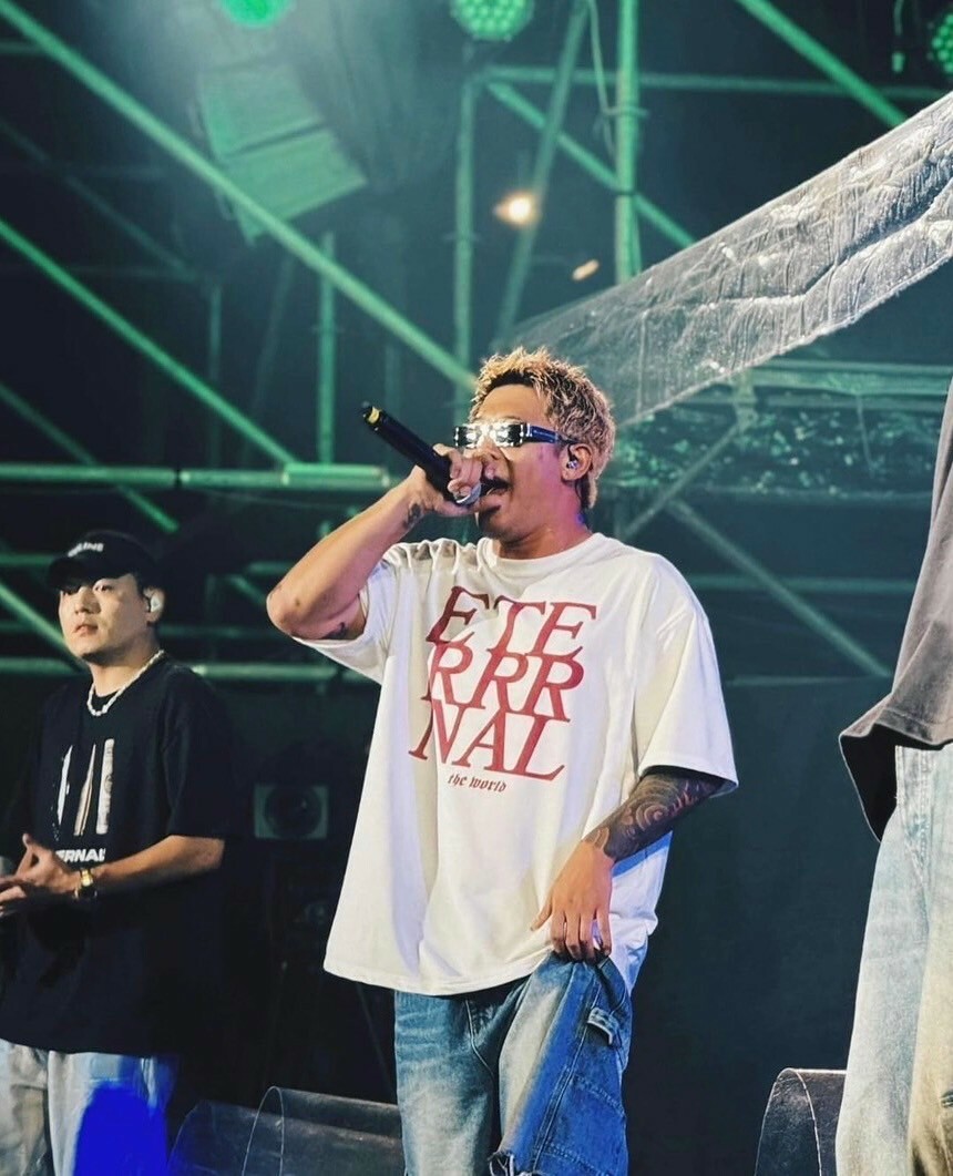 ETERNAL 疊影紅色字體 短袖 T