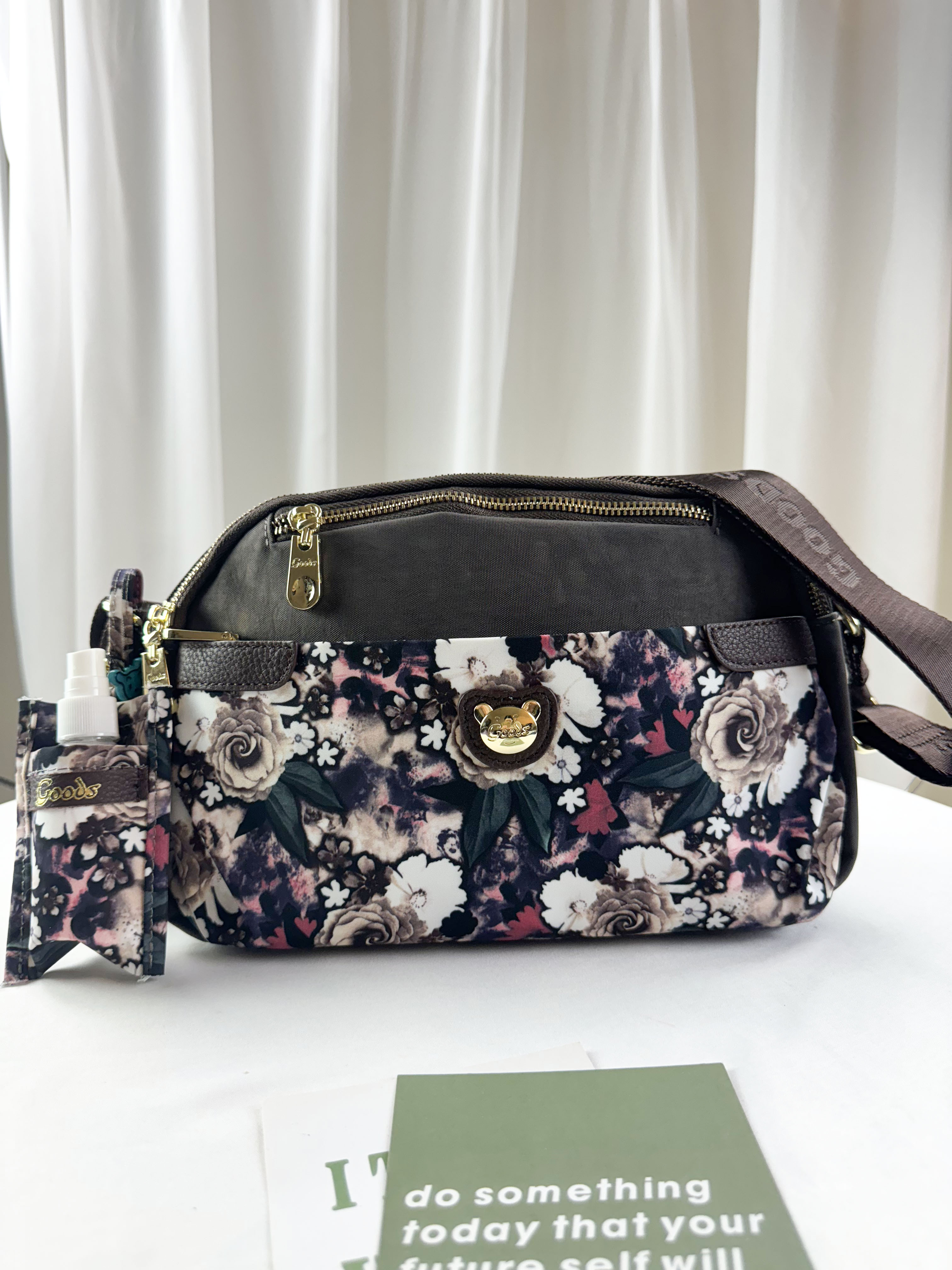 GOODS 咖啡花拼色防潑水側背包 附酒精保護套+酒精瓶   #2837