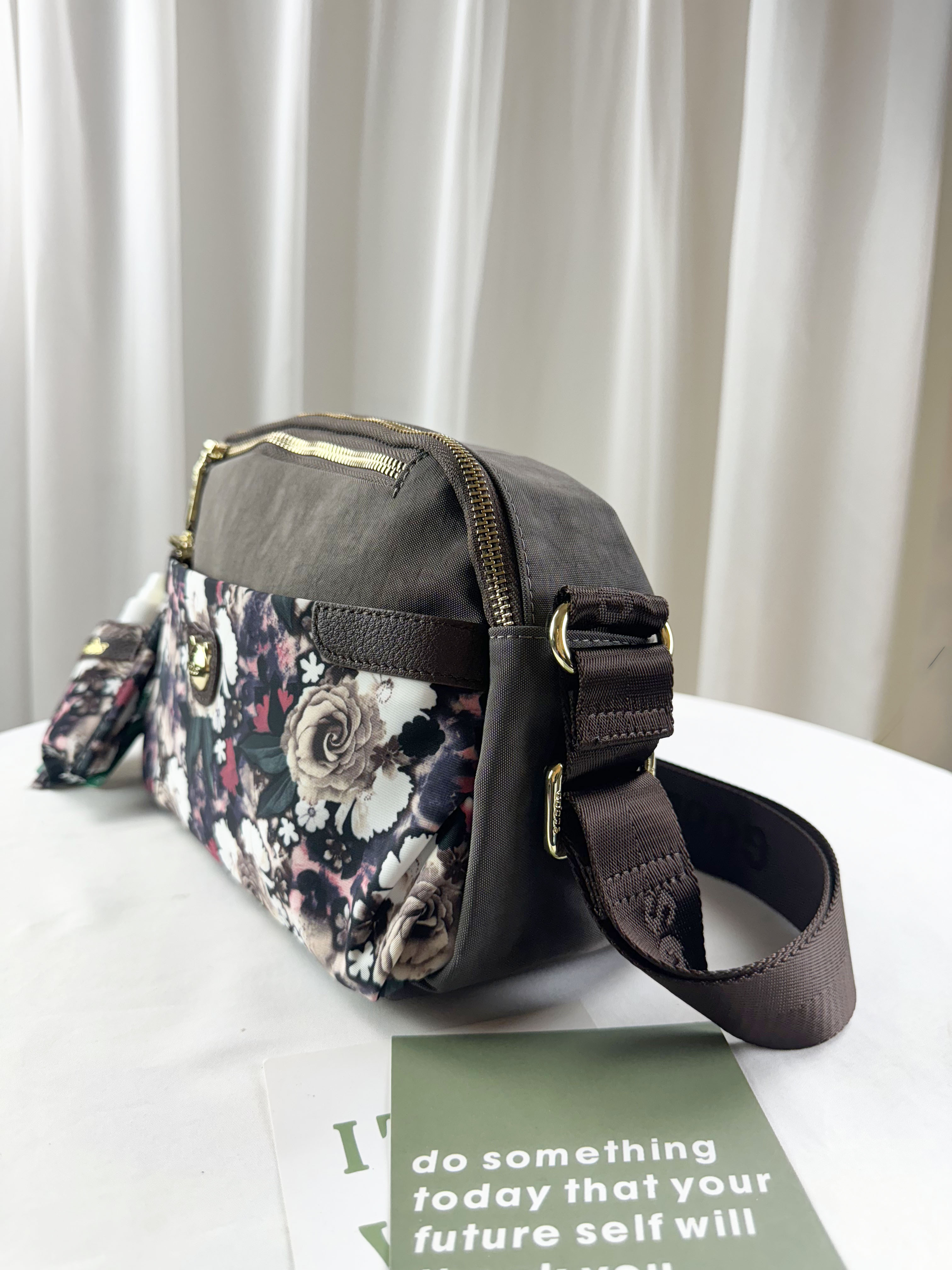 GOODS 咖啡花拼色防潑水側背包 附酒精保護套+酒精瓶   #2837