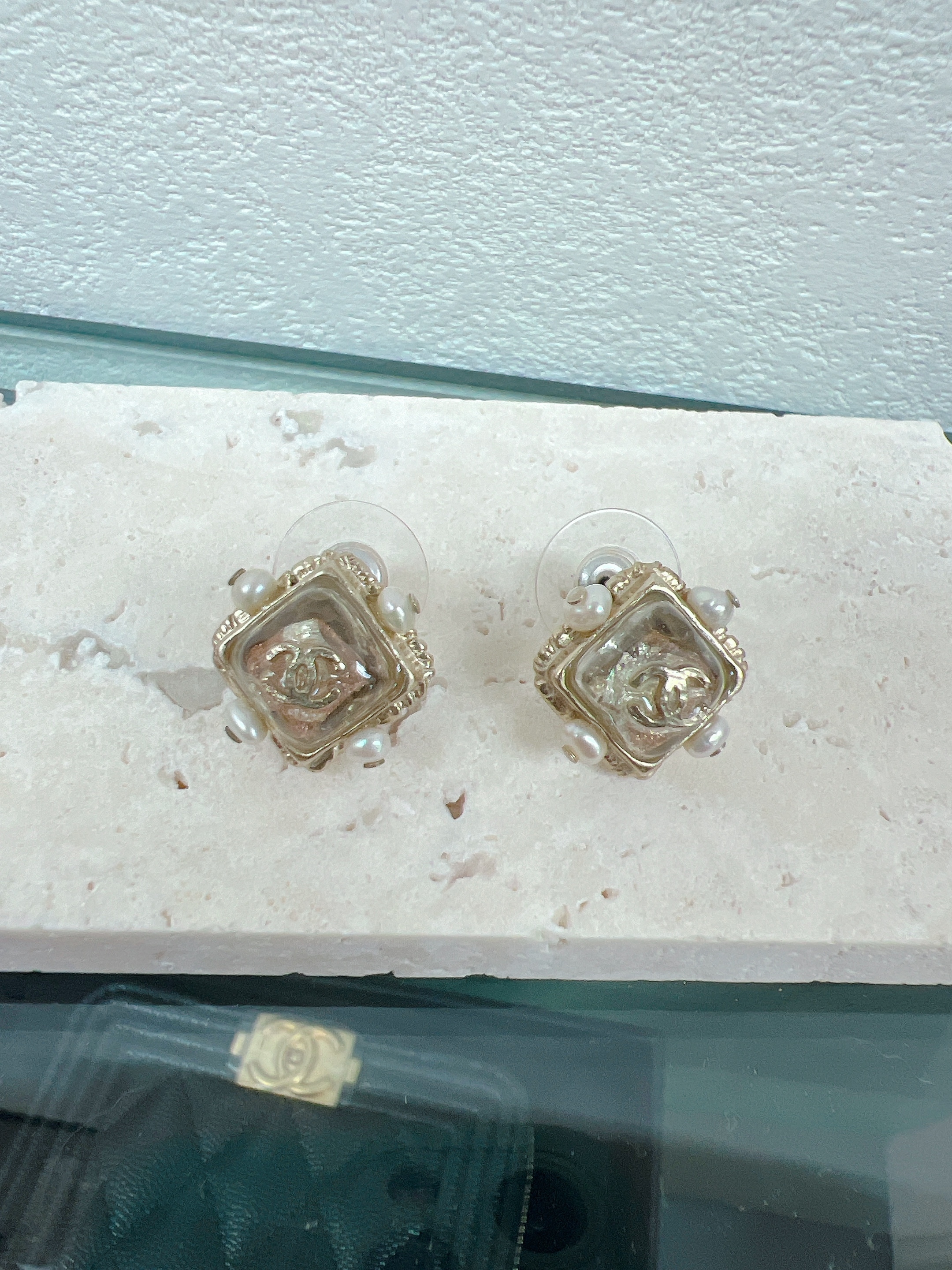 Chanel earrings white small square 16a