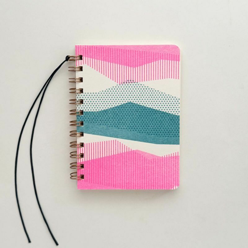 綁線環裝筆記本 粉紅與綠色山脈 / 水縞 / 日本