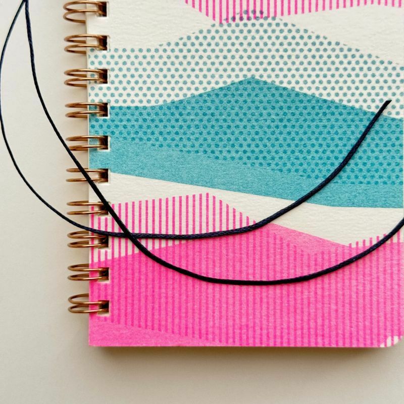 綁線環裝筆記本 粉紅與綠色山脈 / 水縞 / 日本