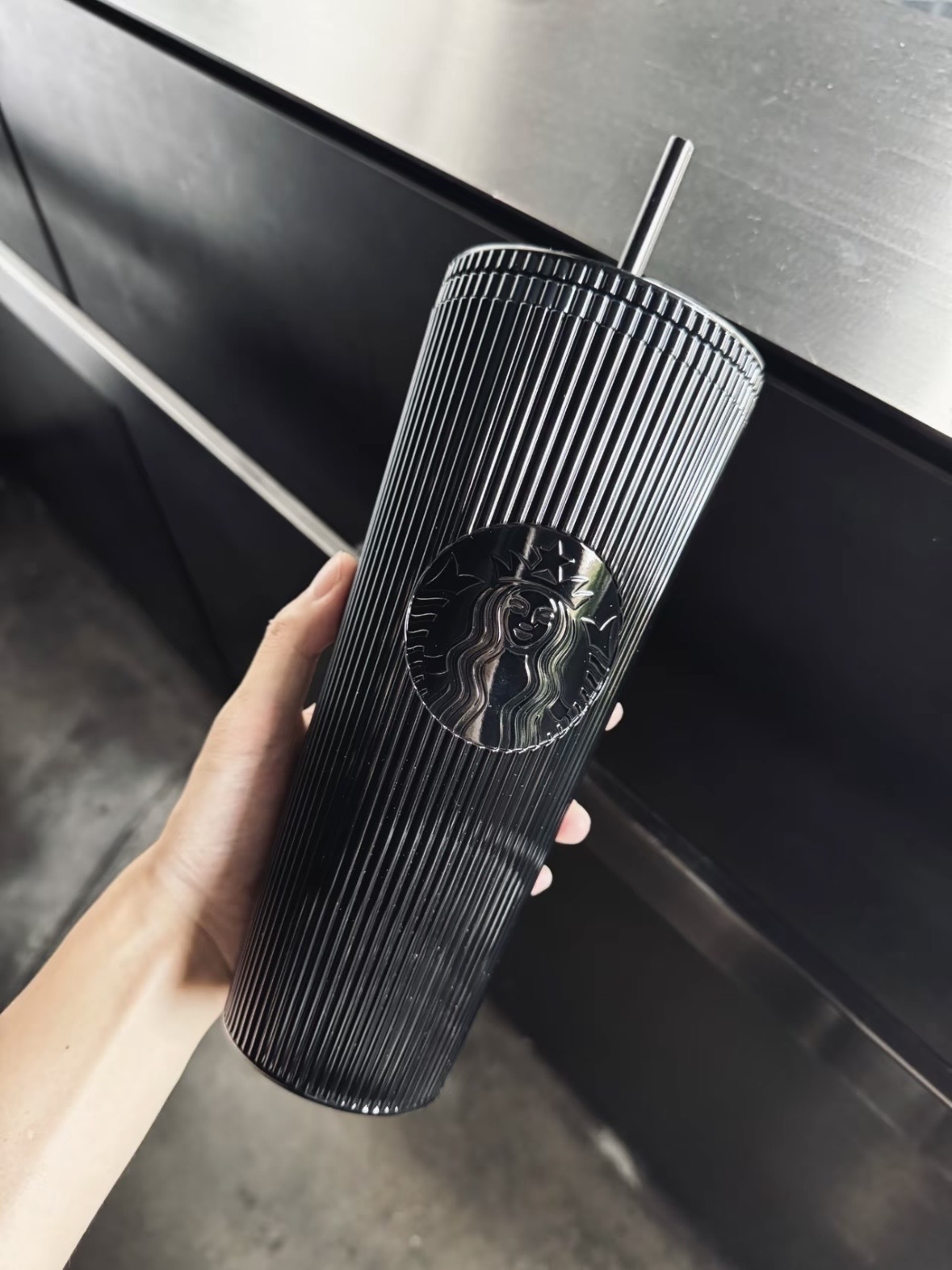 <奇蹟補貨，限時開團> STARBUCKS 星巴克 極致黑 豎紋 吸管杯 隨行杯 710ml