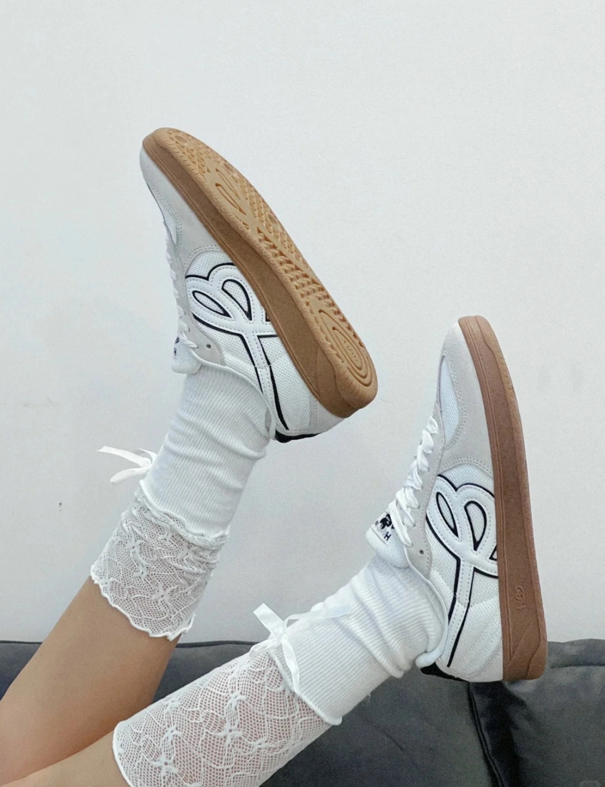 HBD x We Flower 簡約白 白黑色 麂皮 焦糖底 復古 德訓鞋 小花鞋/預購