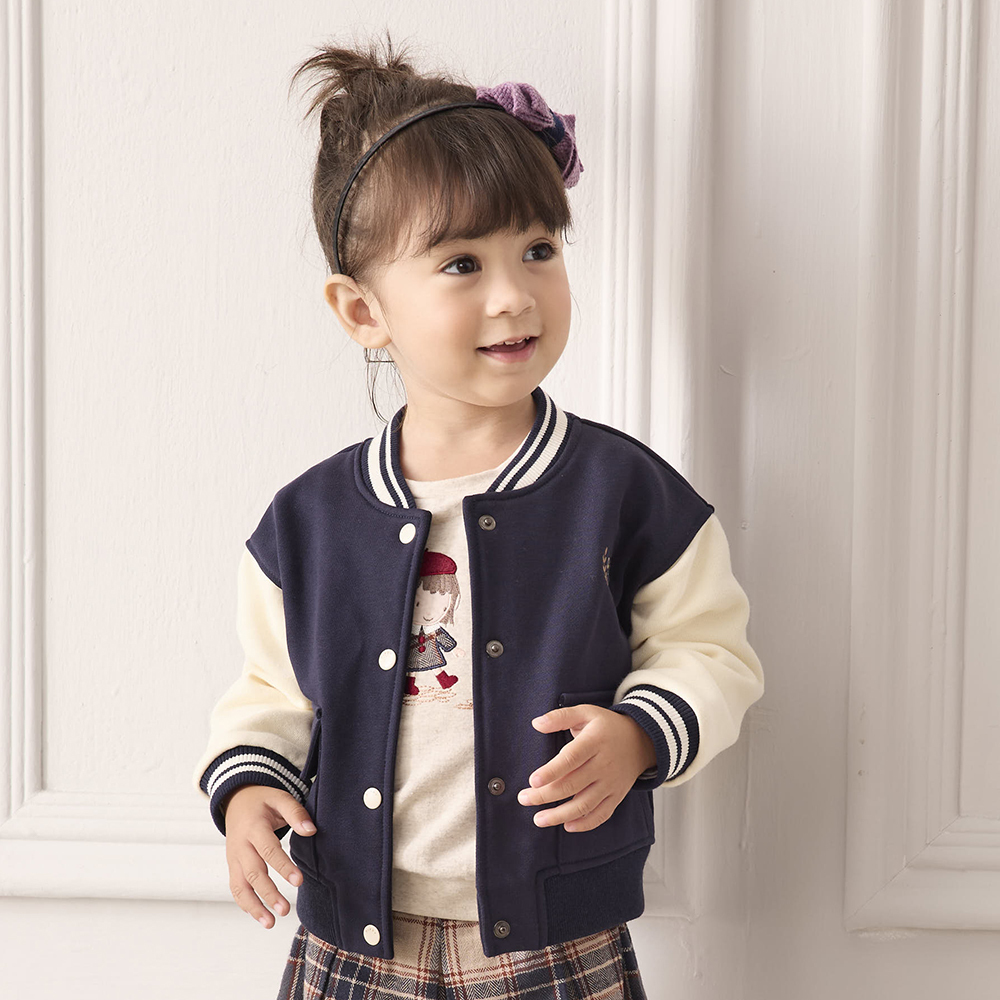 PIPPY俏皮小女孩與寵物玩耍圓領彈性棉上衣 米