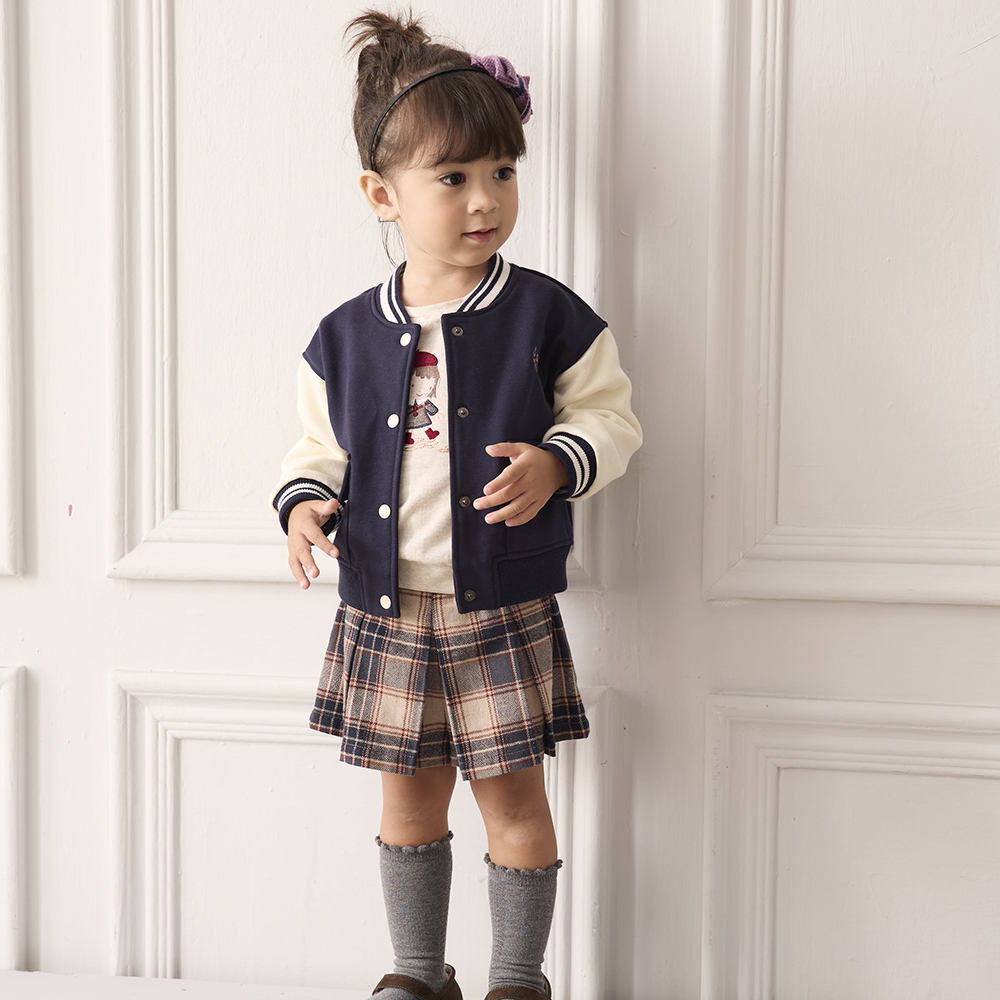 PIPPY俏皮小女孩與寵物玩耍圓領彈性棉上衣 米