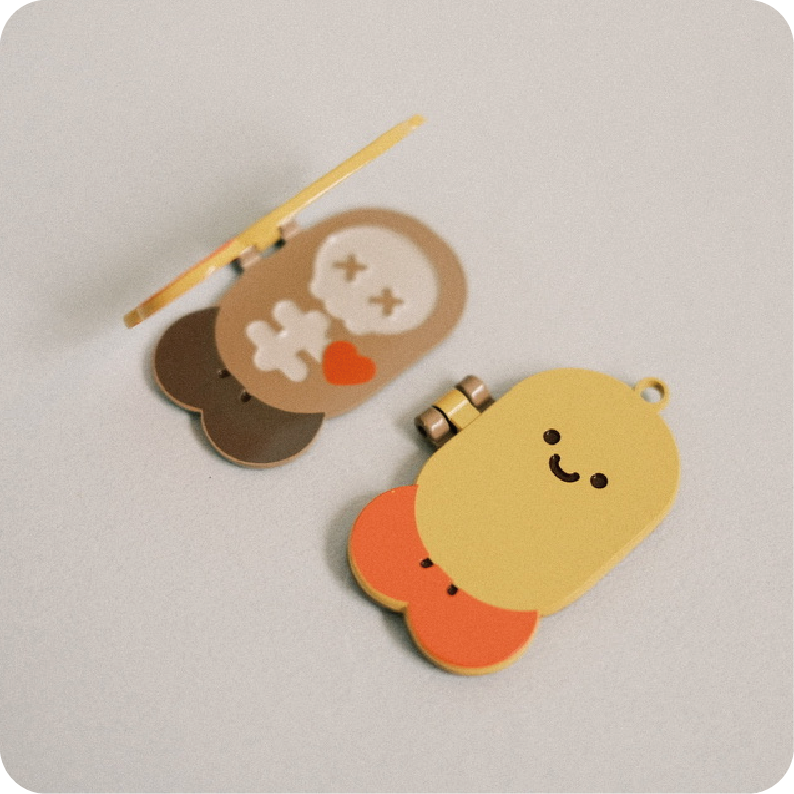 『新品』活動式金屬翻蓋吊飾 - 炸蝦骨頭