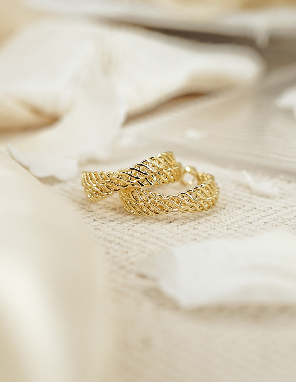 鏤空交織圈型耳環