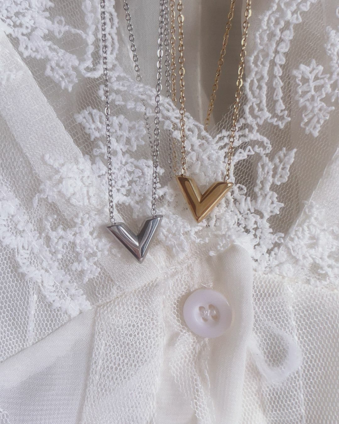 Venus維納斯在古羅馬神話裡 是一位天生麗質的愛神、美神🧝🏻‍♀️  文藝復興時期也記載著 Venus比其他眾神 更得到上帝的偏愛💗 “她的靈魂與心靈是愛與慈悲，她的眼睛是尊嚴與高尚，她的手是慷慨與莊嚴，她的腳是合宜與莊重…” 可以了解Venus是一個外貌姣好同時內在也很崇高的發光女孩✨  戴上這條Venus 期許我們有明媚迷人的面貌 同時也擁有美好的靈魂🌼  ✿ V型特別修飾臉型👼🏻 圓臉如我 很喜歡V領 再加上脖子上的V型項鍊 視覺看起來更美圖了🕊 ͗ ͗〰︎︎♡