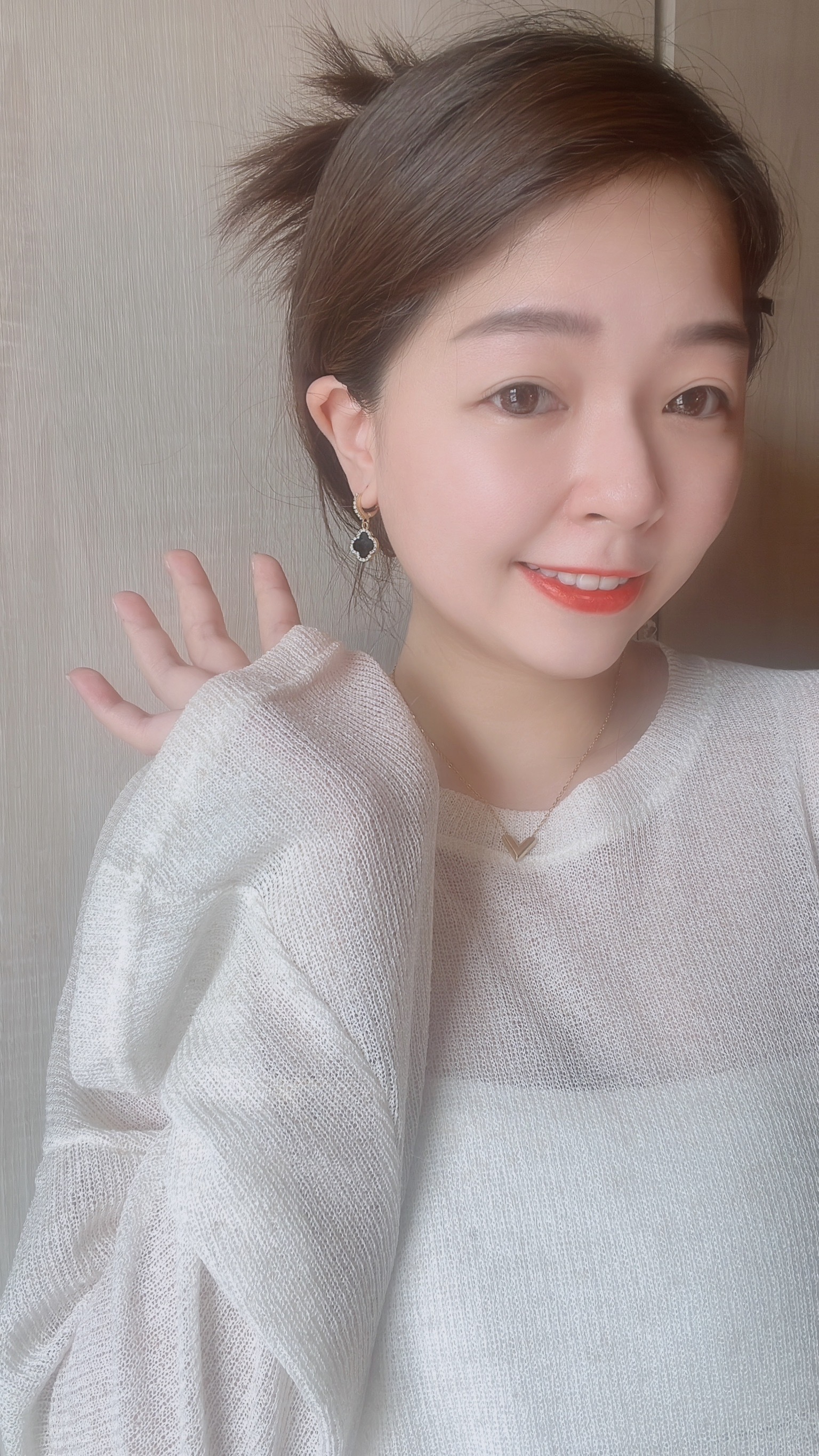 Venus維納斯在古羅馬神話裡 是一位天生麗質的愛神、美神🧝🏻‍♀️  文藝復興時期也記載著 Venus比其他眾神 更得到上帝的偏愛💗 “她的靈魂與心靈是愛與慈悲，她的眼睛是尊嚴與高尚，她的手是慷慨與莊嚴，她的腳是合宜與莊重…” 可以了解Venus是一個外貌姣好同時內在也很崇高的發光女孩✨  戴上這條Venus 期許我們有明媚迷人的面貌 同時也擁有美好的靈魂🌼  ✿ V型特別修飾臉型👼🏻 圓臉如我 很喜歡V領 再加上脖子上的V型項鍊 視覺看起來更美圖了🕊 ͗ ͗〰︎︎♡