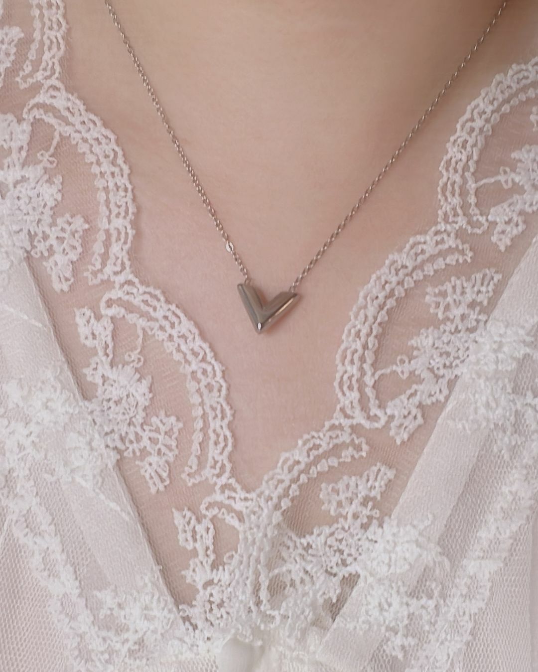 Venus維納斯在古羅馬神話裡 是一位天生麗質的愛神、美神🧝🏻‍♀️  文藝復興時期也記載著 Venus比其他眾神 更得到上帝的偏愛💗 “她的靈魂與心靈是愛與慈悲，她的眼睛是尊嚴與高尚，她的手是慷慨與莊嚴，她的腳是合宜與莊重…” 可以了解Venus是一個外貌姣好同時內在也很崇高的發光女孩✨  戴上這條Venus 期許我們有明媚迷人的面貌 同時也擁有美好的靈魂🌼  ✿ V型特別修飾臉型👼🏻 圓臉如我 很喜歡V領 再加上脖子上的V型項鍊 視覺看起來更美圖了🕊 ͗ ͗〰︎︎♡