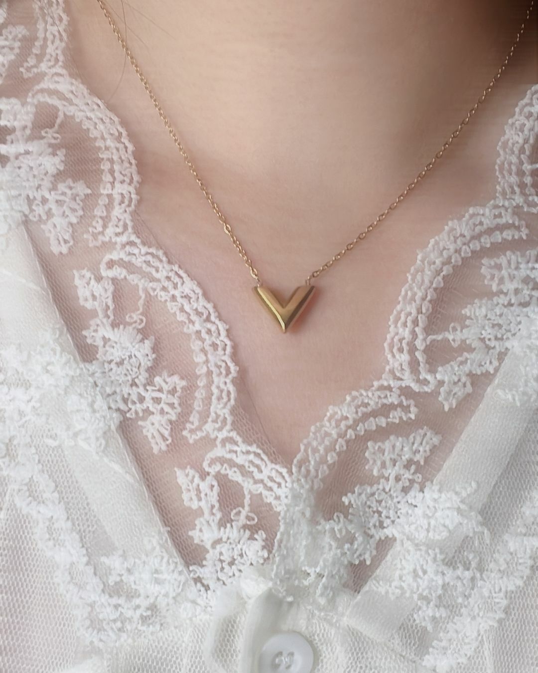 Venus維納斯在古羅馬神話裡 是一位天生麗質的愛神、美神🧝🏻‍♀️  文藝復興時期也記載著 Venus比其他眾神 更得到上帝的偏愛💗 “她的靈魂與心靈是愛與慈悲，她的眼睛是尊嚴與高尚，她的手是慷慨與莊嚴，她的腳是合宜與莊重…” 可以了解Venus是一個外貌姣好同時內在也很崇高的發光女孩✨  戴上這條Venus 期許我們有明媚迷人的面貌 同時也擁有美好的靈魂🌼  ✿ V型特別修飾臉型👼🏻 圓臉如我 很喜歡V領 再加上脖子上的V型項鍊 視覺看起來更美圖了🕊 ͗ ͗〰︎︎♡