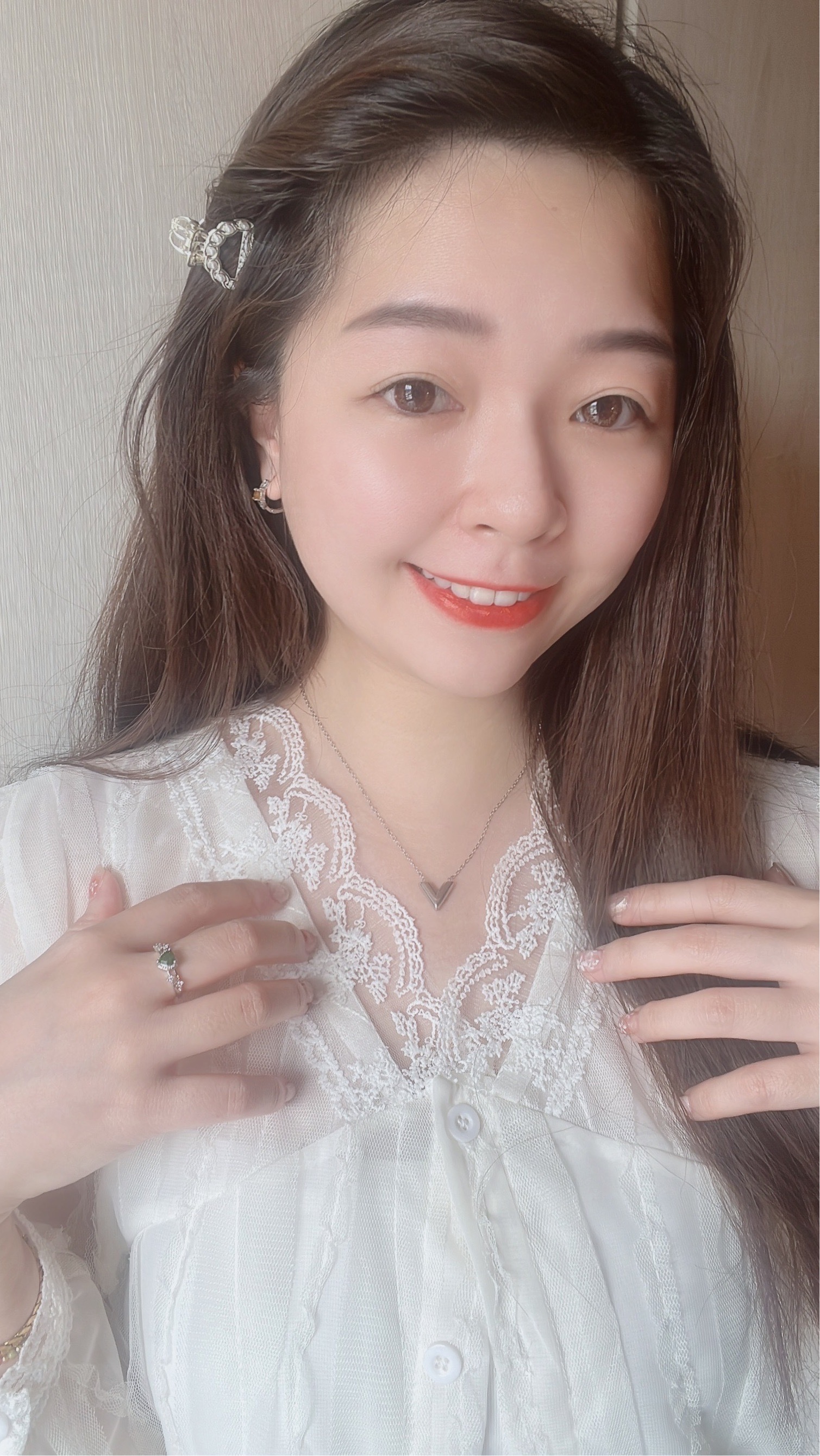 Venus維納斯在古羅馬神話裡 是一位天生麗質的愛神、美神🧝🏻‍♀️  文藝復興時期也記載著 Venus比其他眾神 更得到上帝的偏愛💗 “她的靈魂與心靈是愛與慈悲，她的眼睛是尊嚴與高尚，她的手是慷慨與莊嚴，她的腳是合宜與莊重…” 可以了解Venus是一個外貌姣好同時內在也很崇高的發光女孩✨  戴上這條Venus 期許我們有明媚迷人的面貌 同時也擁有美好的靈魂🌼  ✿ V型特別修飾臉型👼🏻 圓臉如我 很喜歡V領 再加上脖子上的V型項鍊 視覺看起來更美圖了🕊 ͗ ͗〰︎︎♡