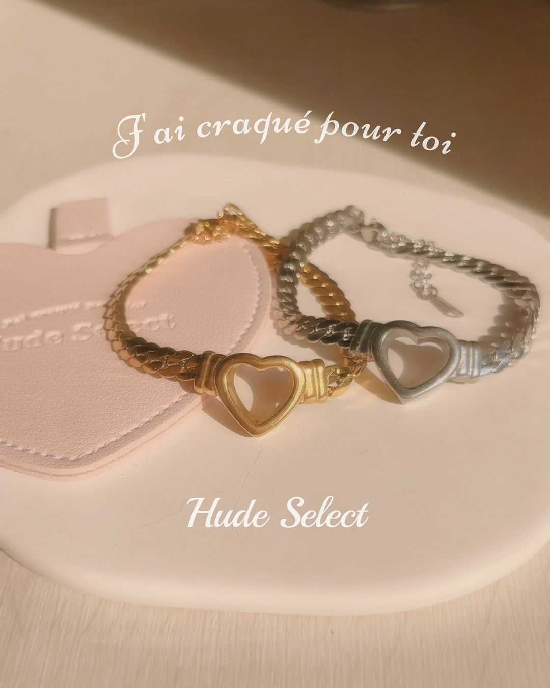 太有特色的手鍊了✨ 可愛的大愛心 + 麥穗鏈條 = 甜酷女孩💕 害怕愛心會太可愛的女孩 必帶這款配上麥穗鏈條的手鍊! 好喜歡浪漫中帶個性元素的氛圍🫧 好看到不行 戴起來超級有特色🤍 ✿ 麥穗鏈條有份量感 把愛心設計為空心的帶出一些空間感 整體漂亮到不行🩰 也不太會撞款的一款唷(⁎⁍̴̛ᴗ⁍̴̛⁎)♡