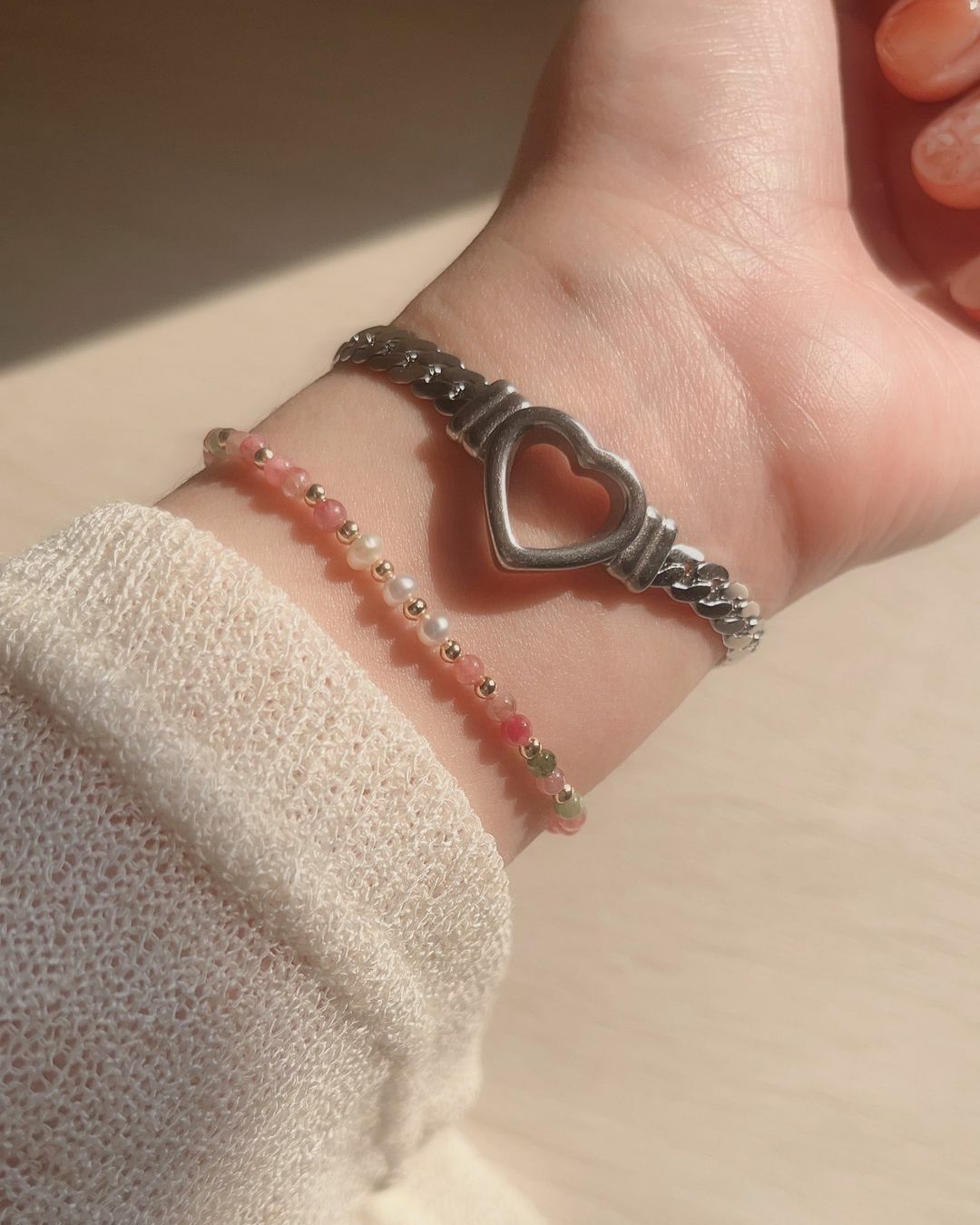 太有特色的手鍊了✨ 可愛的大愛心 + 麥穗鏈條 = 甜酷女孩💕 害怕愛心會太可愛的女孩 必帶這款配上麥穗鏈條的手鍊! 好喜歡浪漫中帶個性元素的氛圍🫧 好看到不行 戴起來超級有特色🤍 ✿ 麥穗鏈條有份量感 把愛心設計為空心的帶出一些空間感 整體漂亮到不行🩰 也不太會撞款的一款唷(⁎⁍̴̛ᴗ⁍̴̛⁎)♡