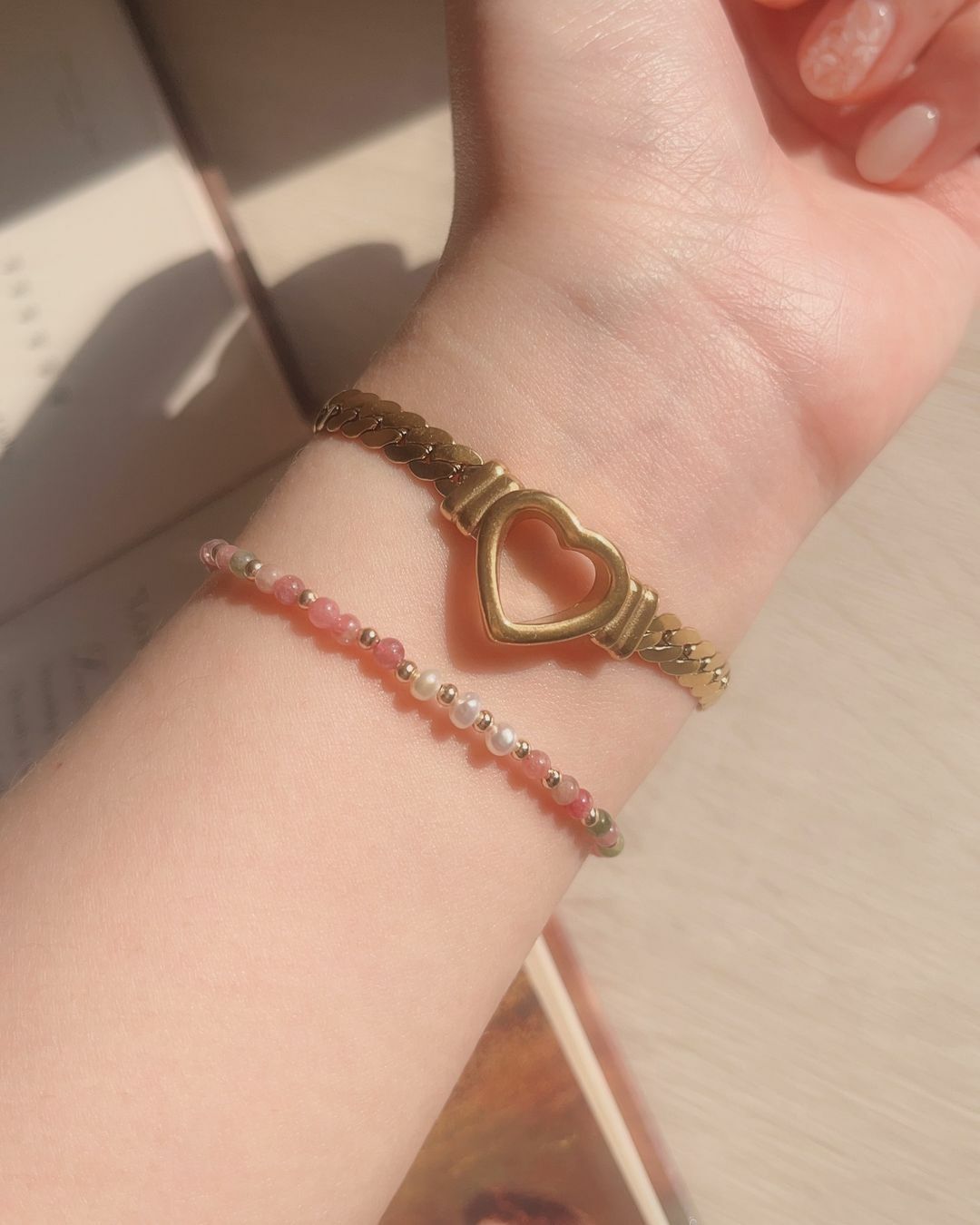 太有特色的手鍊了✨ 可愛的大愛心 + 麥穗鏈條 = 甜酷女孩💕 害怕愛心會太可愛的女孩 必帶這款配上麥穗鏈條的手鍊! 好喜歡浪漫中帶個性元素的氛圍🫧 好看到不行 戴起來超級有特色🤍 ✿ 麥穗鏈條有份量感 把愛心設計為空心的帶出一些空間感 整體漂亮到不行🩰 也不太會撞款的一款唷(⁎⁍̴̛ᴗ⁍̴̛⁎)♡