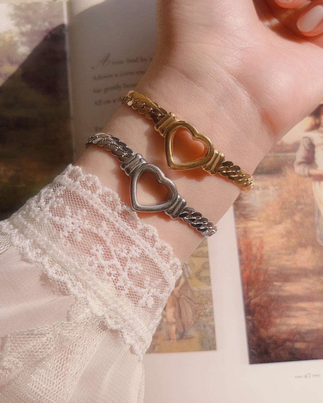太有特色的手鍊了✨ 可愛的大愛心 + 麥穗鏈條 = 甜酷女孩💕 害怕愛心會太可愛的女孩 必帶這款配上麥穗鏈條的手鍊! 好喜歡浪漫中帶個性元素的氛圍🫧 好看到不行 戴起來超級有特色🤍 ✿ 麥穗鏈條有份量感 把愛心設計為空心的帶出一些空間感 整體漂亮到不行🩰 也不太會撞款的一款唷(⁎⁍̴̛ᴗ⁍̴̛⁎)♡