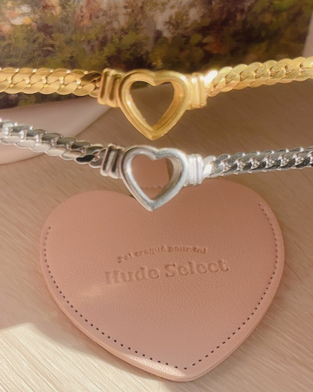 太有特色的手鍊了✨ 可愛的大愛心 + 麥穗鏈條 = 甜酷女孩💕 害怕愛心會太可愛的女孩 必帶這款配上麥穗鏈條的手鍊! 好喜歡浪漫中帶個性元素的氛圍🫧 好看到不行 戴起來超級有特色🤍 ✿ 麥穗鏈條有份量感 把愛心設計為空心的帶出一些空間感 整體漂亮到不行🩰 也不太會撞款的一款唷(⁎⁍̴̛ᴗ⁍̴̛⁎)♡