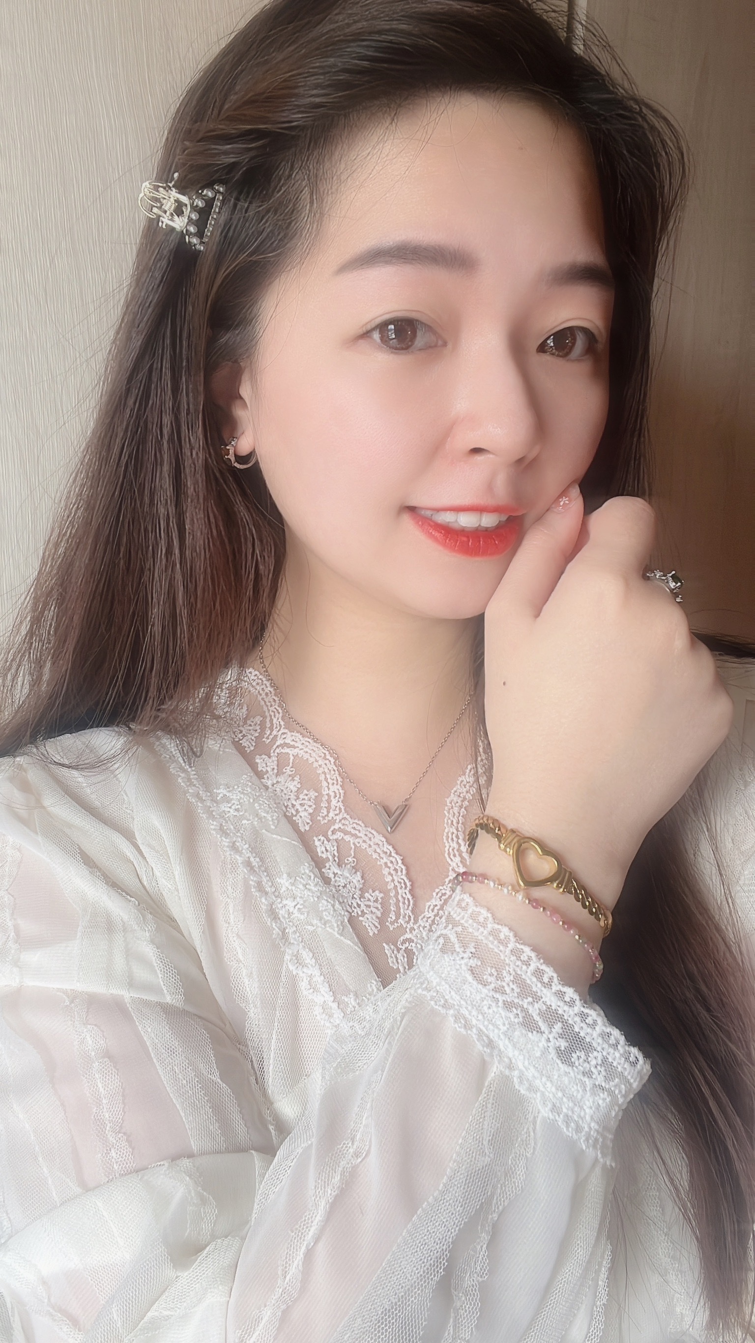 太有特色的手鍊了✨ 可愛的大愛心 + 麥穗鏈條 = 甜酷女孩💕 害怕愛心會太可愛的女孩 必帶這款配上麥穗鏈條的手鍊! 好喜歡浪漫中帶個性元素的氛圍🫧 好看到不行 戴起來超級有特色🤍 ✿ 麥穗鏈條有份量感 把愛心設計為空心的帶出一些空間感 整體漂亮到不行🩰 也不太會撞款的一款唷(⁎⁍̴̛ᴗ⁍̴̛⁎)♡