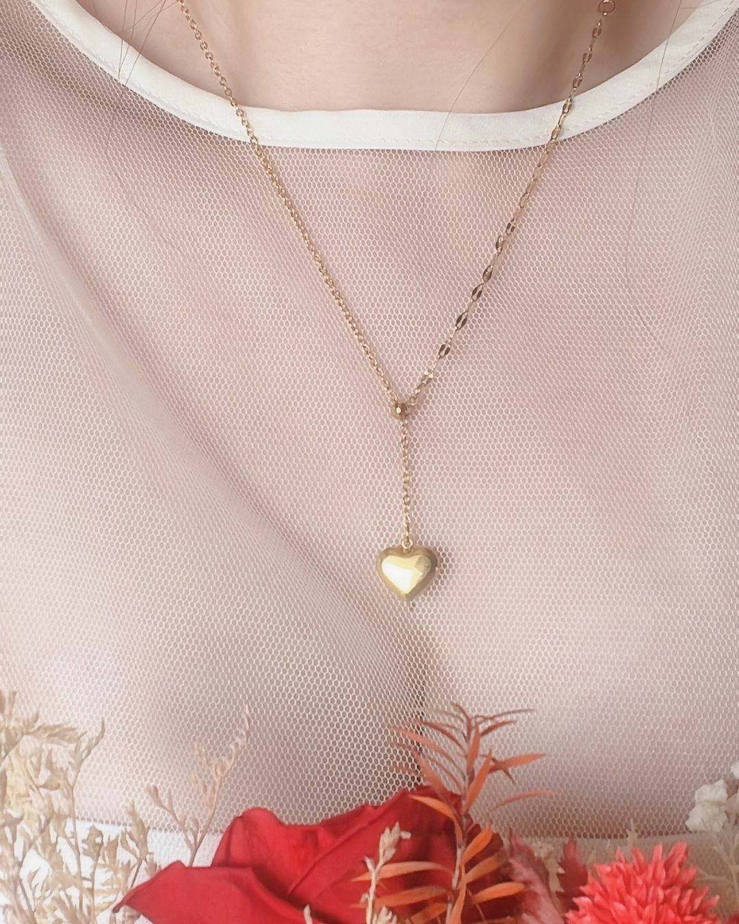 水波鍊跟o字鍊的異形狀結合 浪漫的愛心 延長伸出 〰︎︎♡ 當遇見跟我如此不同的你 依舊愛你永無止境 My endless love❤️  ✿ 愛心吊墜的長度可自行調整 不挑服飾 都可以完美加分💖