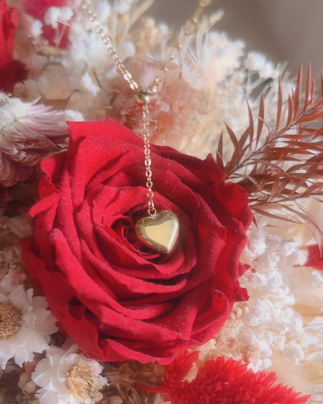 水波鍊跟o字鍊的異形狀結合 浪漫的愛心 延長伸出 〰︎︎♡ 當遇見跟我如此不同的你 依舊愛你永無止境 My endless love❤️  ✿ 愛心吊墜的長度可自行調整 不挑服飾 都可以完美加分💖